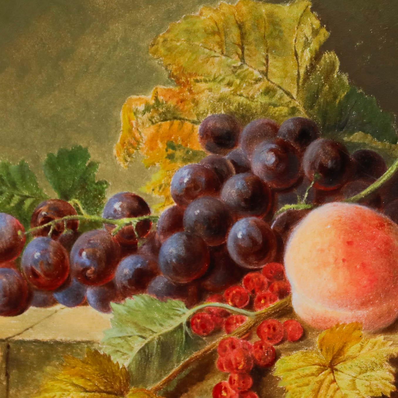 Nature morte de raisins, de pêches et de groseilles rouges sur une corniche en pierre. Bien présenté dans un cadre à effet doré avec une monture blanche nette. Signé 