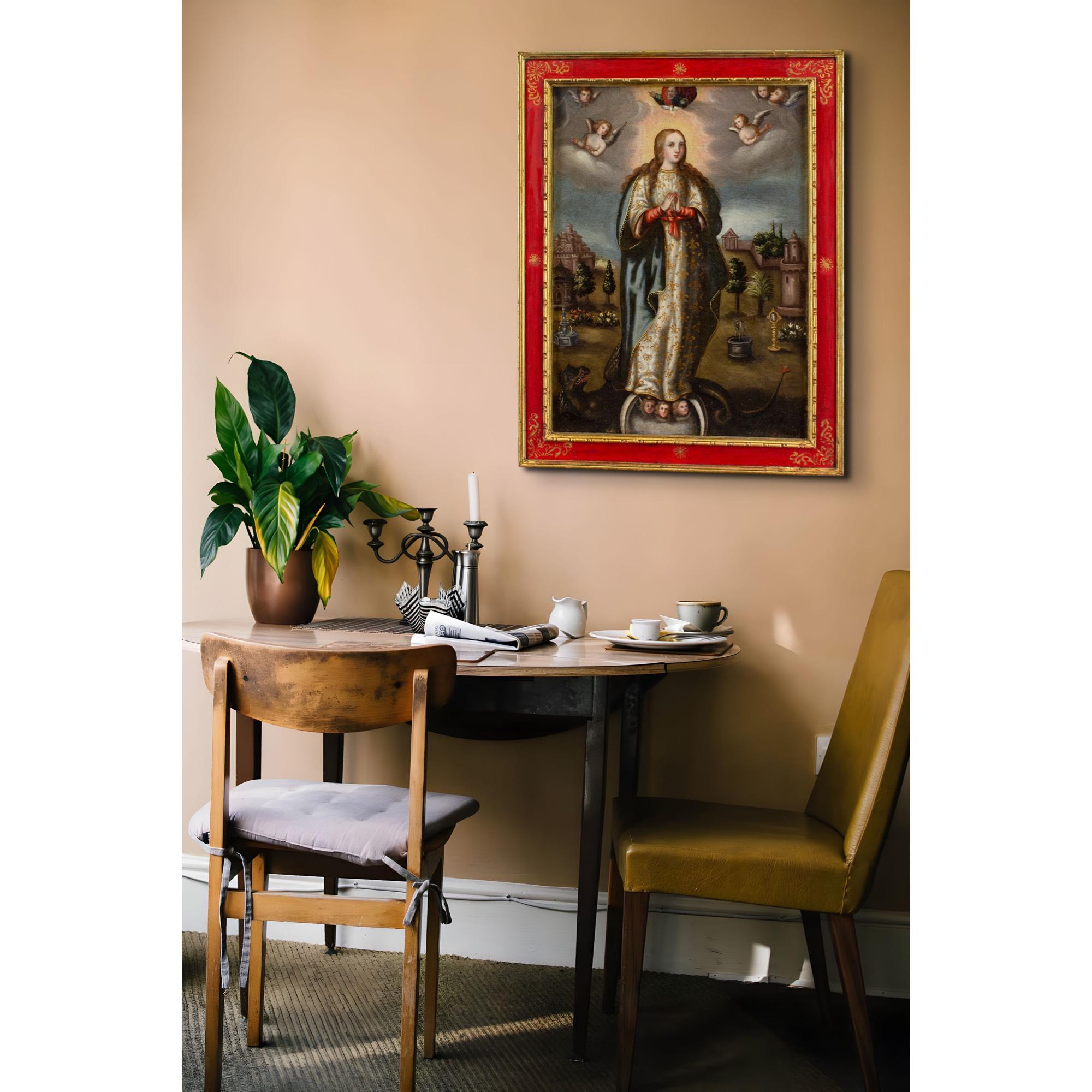 Dieses Ölgemälde aus der spanischen Kolonialzeit des frühen 17. Jahrhunderts zeigt die Jungfrau von der Unbefleckten Empfängnis, umgeben von einer Reihe von symbolischen Ikonen. Es ist ein schönes Beispiel für die religiöse Kunst, die in dieser Zeit