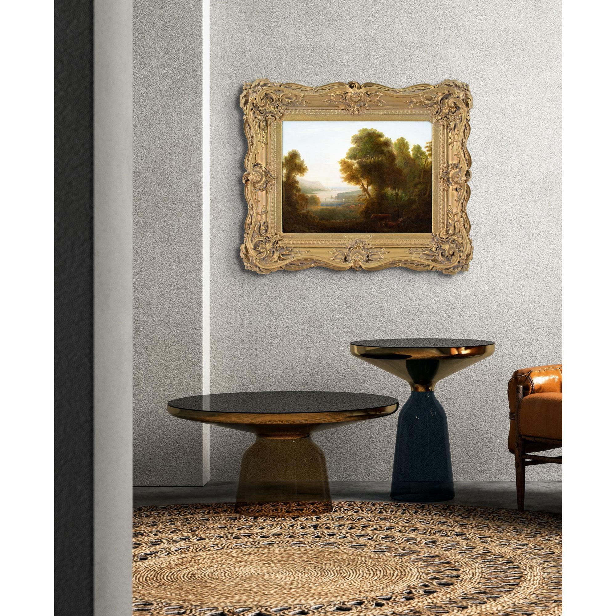 Questo pittoresco dipinto a olio inglese dell'inizio del XIX secolo raffigura un paesaggio romantico con barche a vela, bestiame, estuario e vista costiera. È una celebrazione della natura con tinte ariose e chiaroscuri.

All'inizio del XIX secolo,