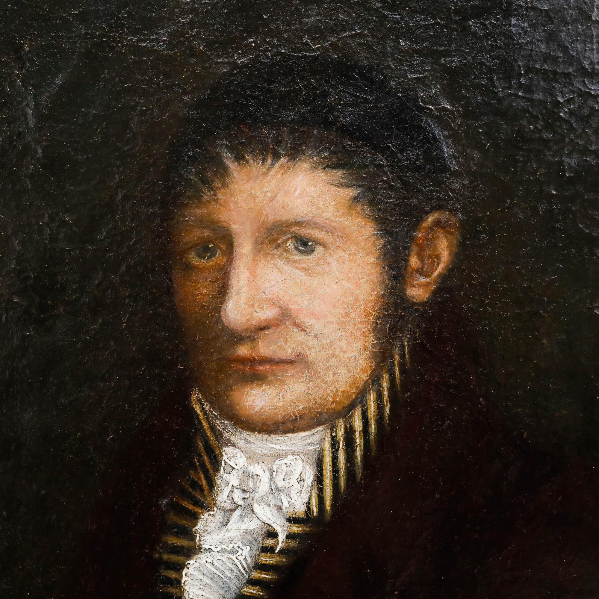 Ein formelles Porträt eines Herrn aus dem neunzehnten Jahrhundert, der einen dunklen karmesinroten Mantel mit einem kunstvollen Kragen trägt, vor einem dunklen Hintergrund. Gut präsentiert in einem vergoldeten Rahmen mit Perlenmustern. Nicht