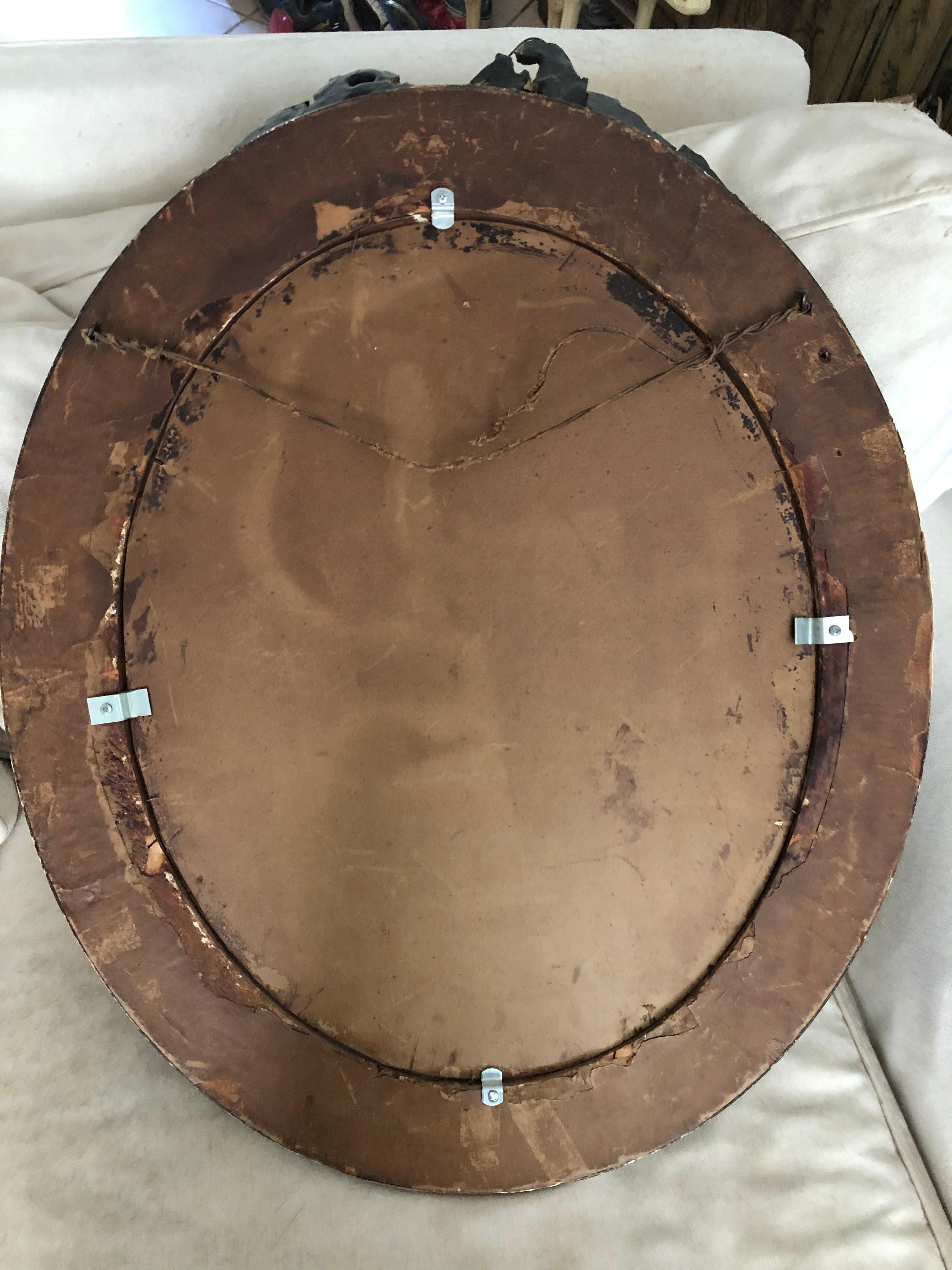 Portrait ovale d'un jeune enfant du début du 20e siècle, incroyablement réaliste et charmant. Huile sur panneau signée et datée en haut à gauche. Impossible de lire la signature. La date semble être 1915. Le cadre est magnifique et semble être