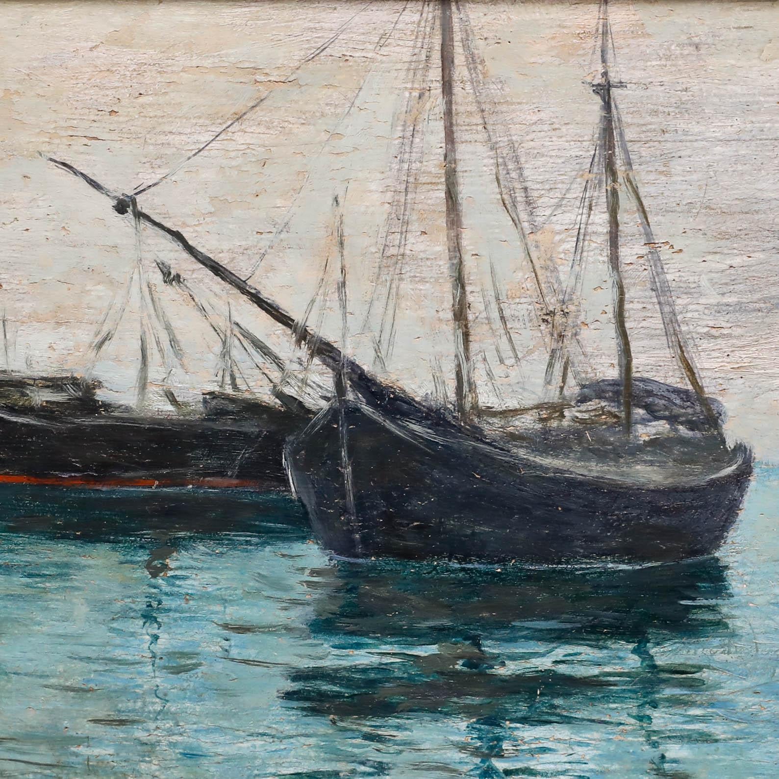 Cette peinture à l'huile du début du XXe siècle représente une scène portuaire paisible, avec plusieurs voiliers amarrés sur un plan d'eau calme. La composition capture le jeu subtil de l'ombre et de la lumière à la surface de l'eau, reflétant le