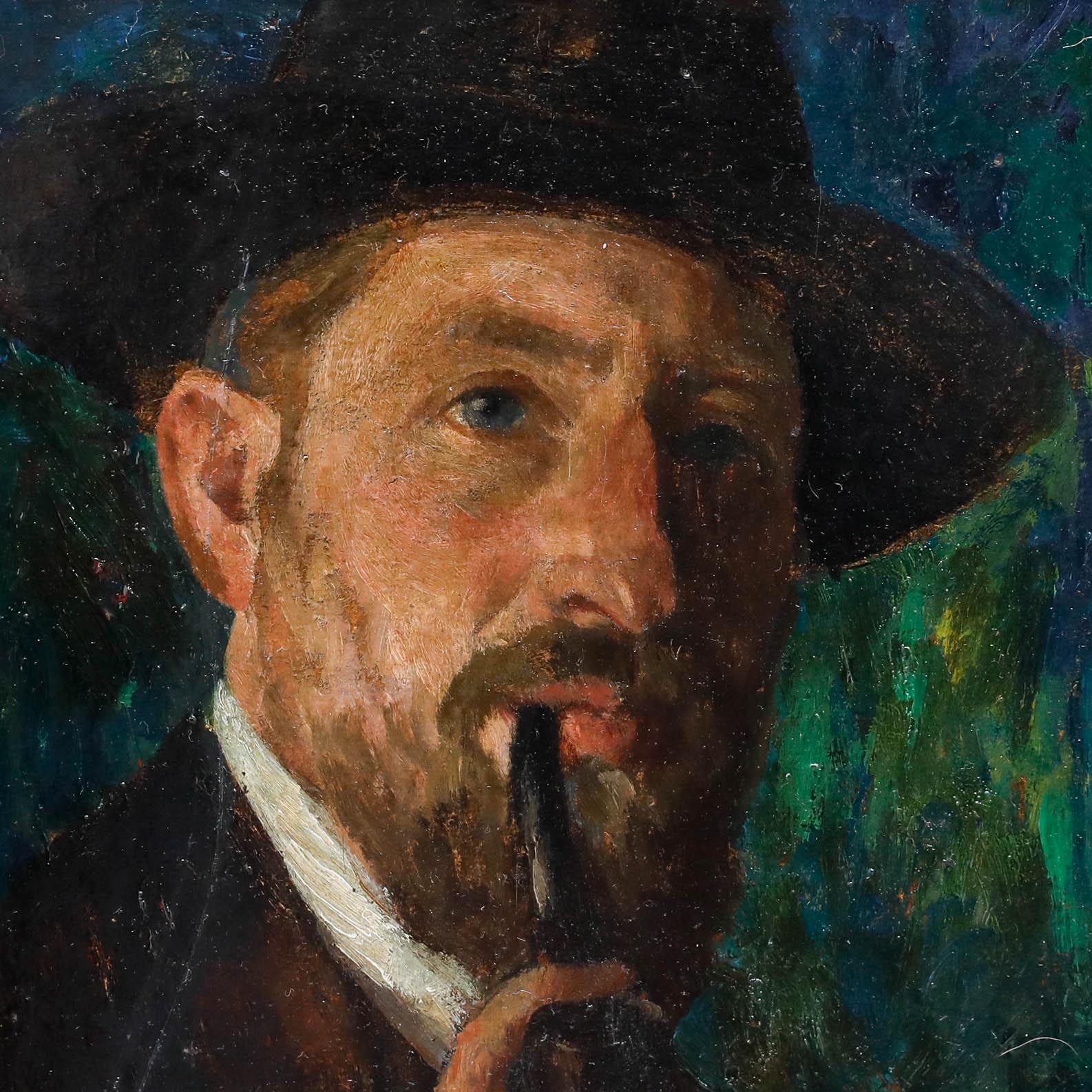 Sorprendente retrato al óleo de un caballero barbudo, con la mirada contemplativa fija más allá del espectador. El modelo, con sombrero de ala ancha, se lleva una pipa a los labios, gesto que confiere a la obra un aire de aplomo intelectual. La