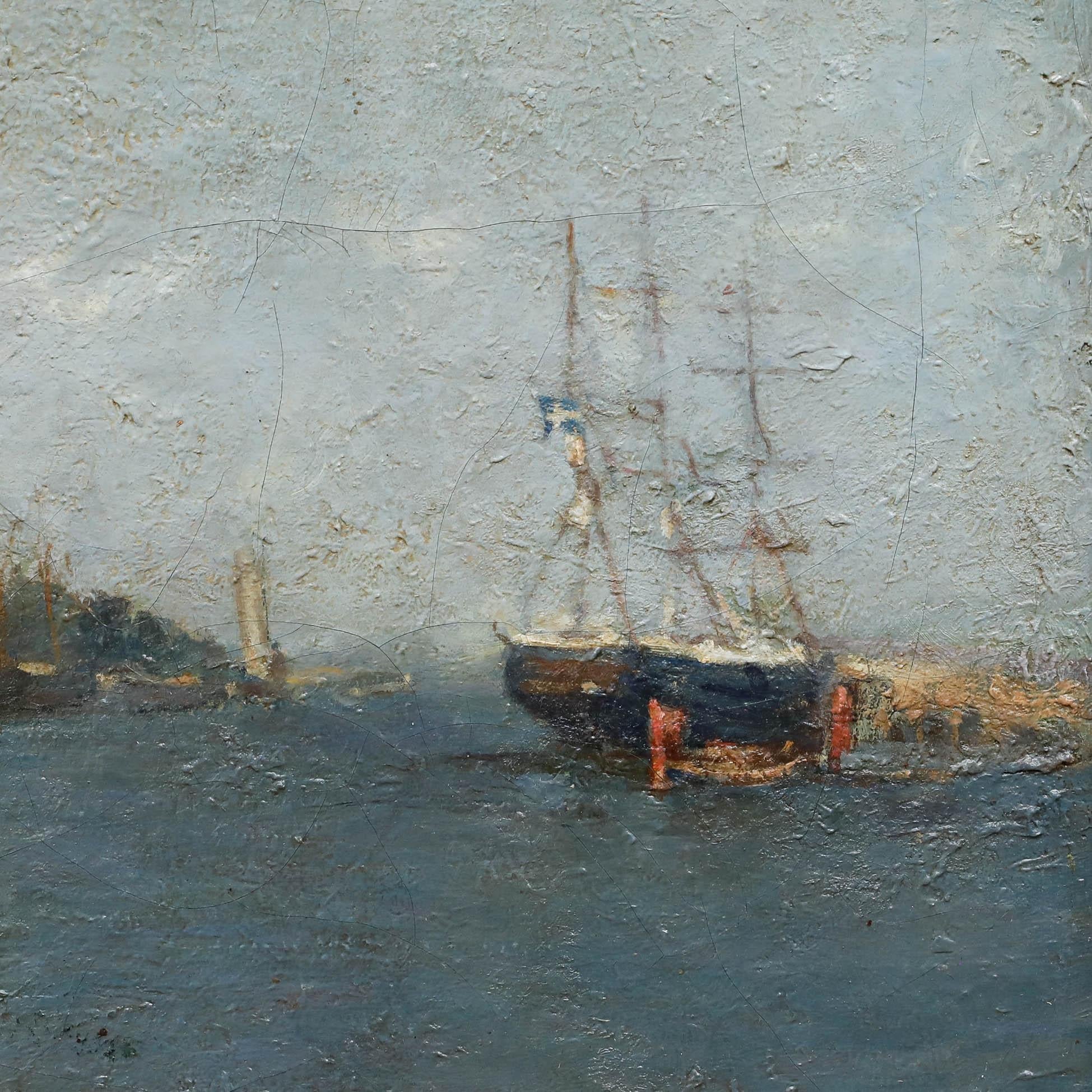 Este atmosférico paisaje marino capta el ambiente tranquilo de un puerto, con veleros y barcos lejanos suavemente representados contra un cielo brumoso.

Sin firmar. Bien presentado en un marco dorado ornamentado con bordes barridos y detalles