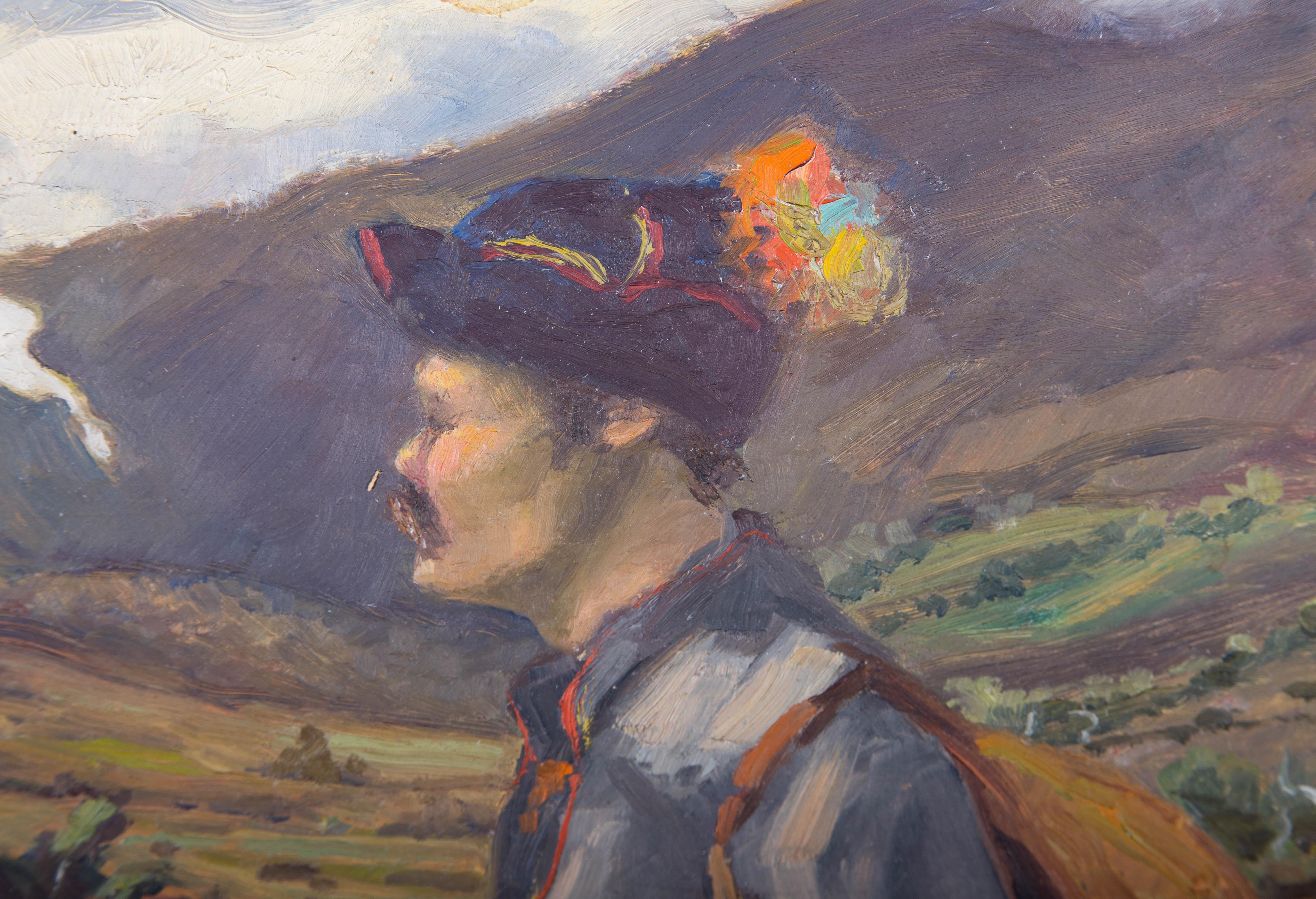 Un bel paesaggio continentale che mostra un uomo con i baffi, che sfoggia un tradizionale cappello tirolese con le piume, che attraversa la pianura della regione montuosa delle Alpi austriache. Gli sprazzi di colore vivace del cappello dell'uomo e