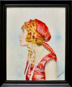 Ritratto di profilo di donna in abito rosso dei primi del Novecento.