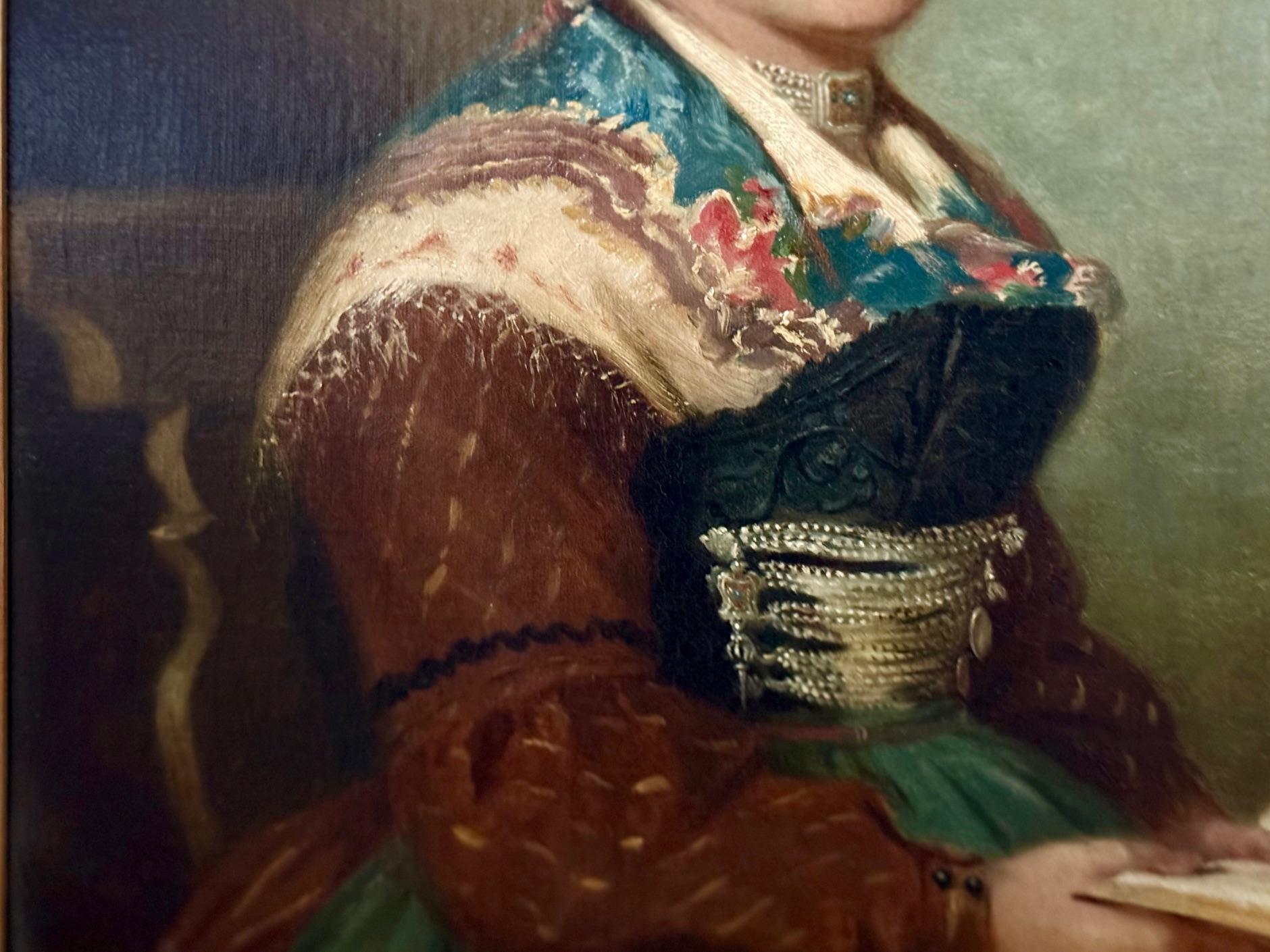 Joven de Europa del Este, vestida con un traje tradicional con lazos de plata y joyas, sosteniendo un libro abierto. Esta pose de retrato es de estilo manierista del periodo renacentista, y la joven está sentada en una silla de estilo renacentista.