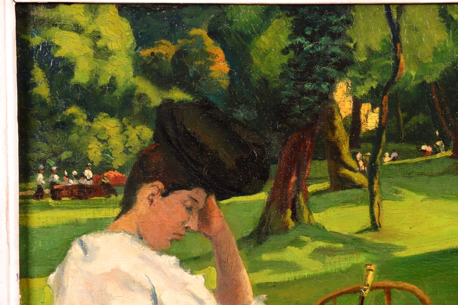 Magnifique huile sur toile de l'école impressionniste française représentant une femme élégante portant un chemisier blanc, une jupe noire et un chapeau, assise dans un fauteuil en train de lire. Son ombrelle repose sur la chaise à côté d'elle et