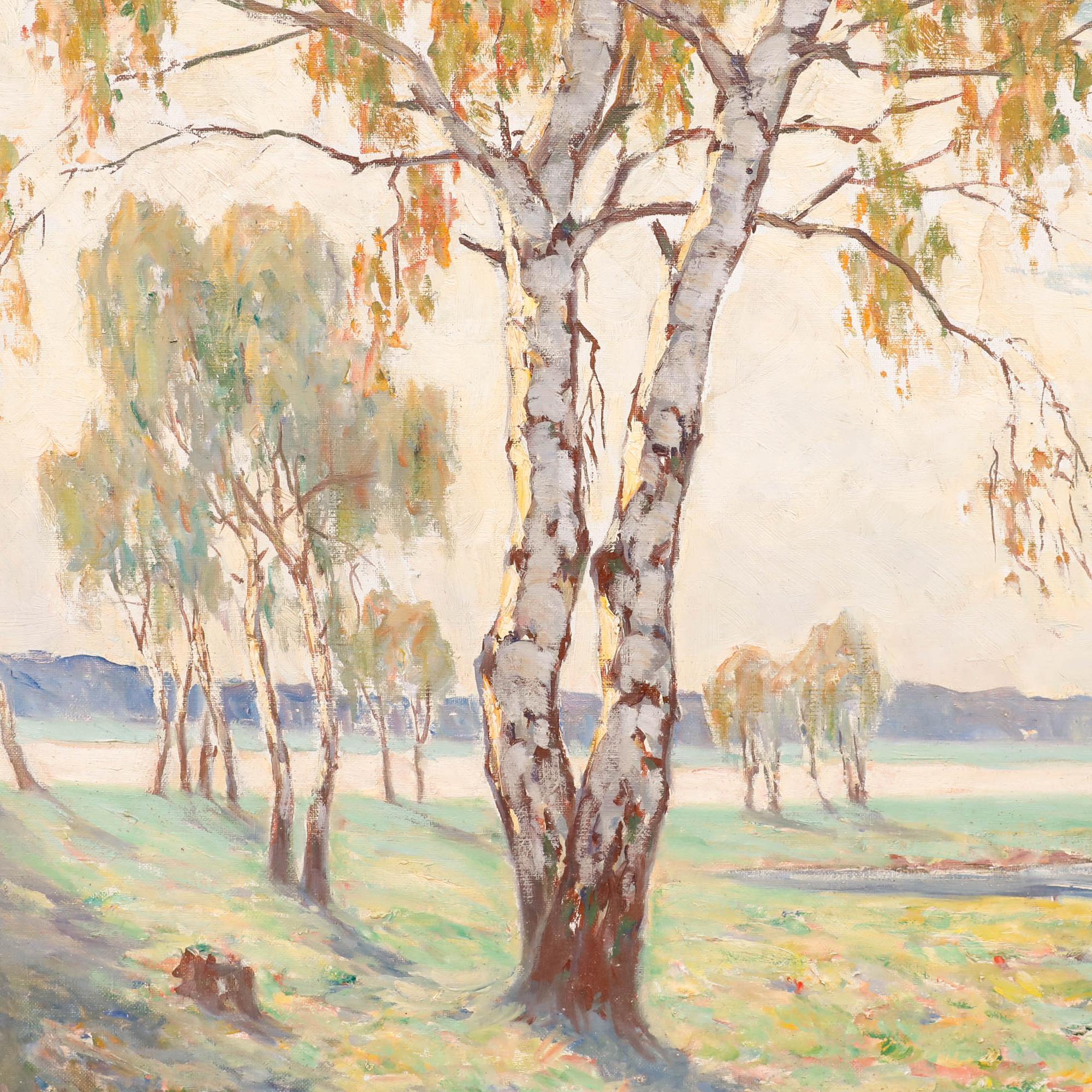 Questo dipinto di paesaggio pastorale presenta una betulla in primo piano con la sua caratteristica corteccia bianca e il delicato fogliame autunnale, sullo sfondo di un'ampia veduta di campi verdi e colline lontane. La composizione utilizza una