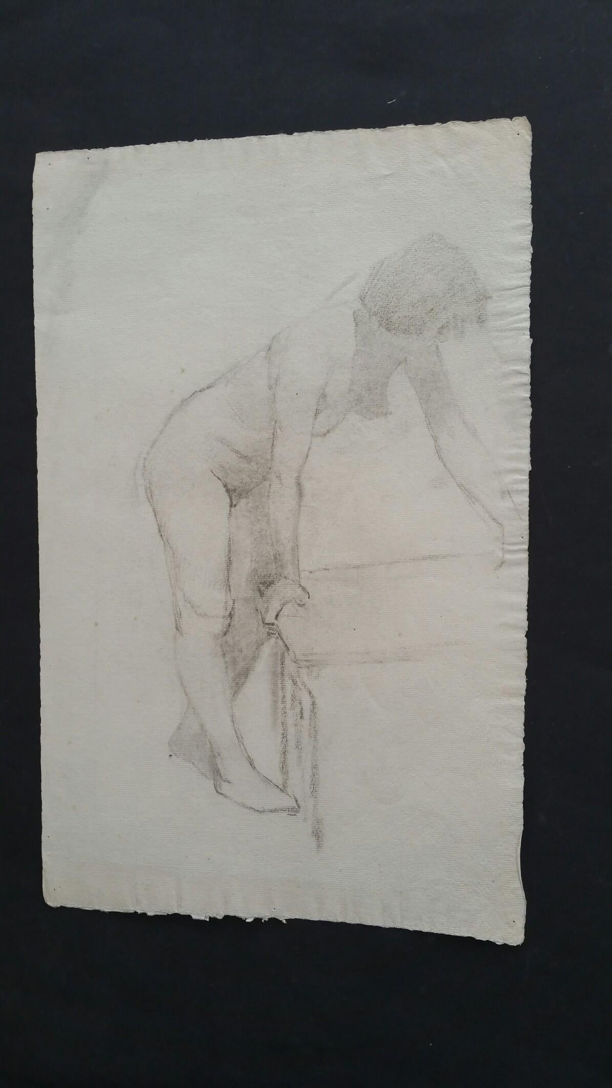 Esquisse de portrait au graphite d'une femme nue, penchée - Painting de Unknown