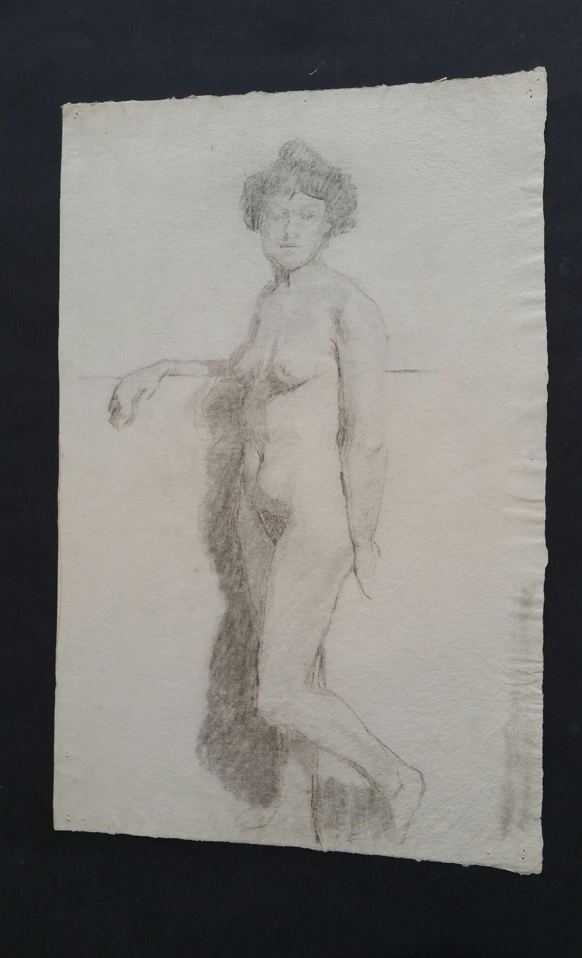Esquisse de portrait au graphite d'une femme debout en vente 6
