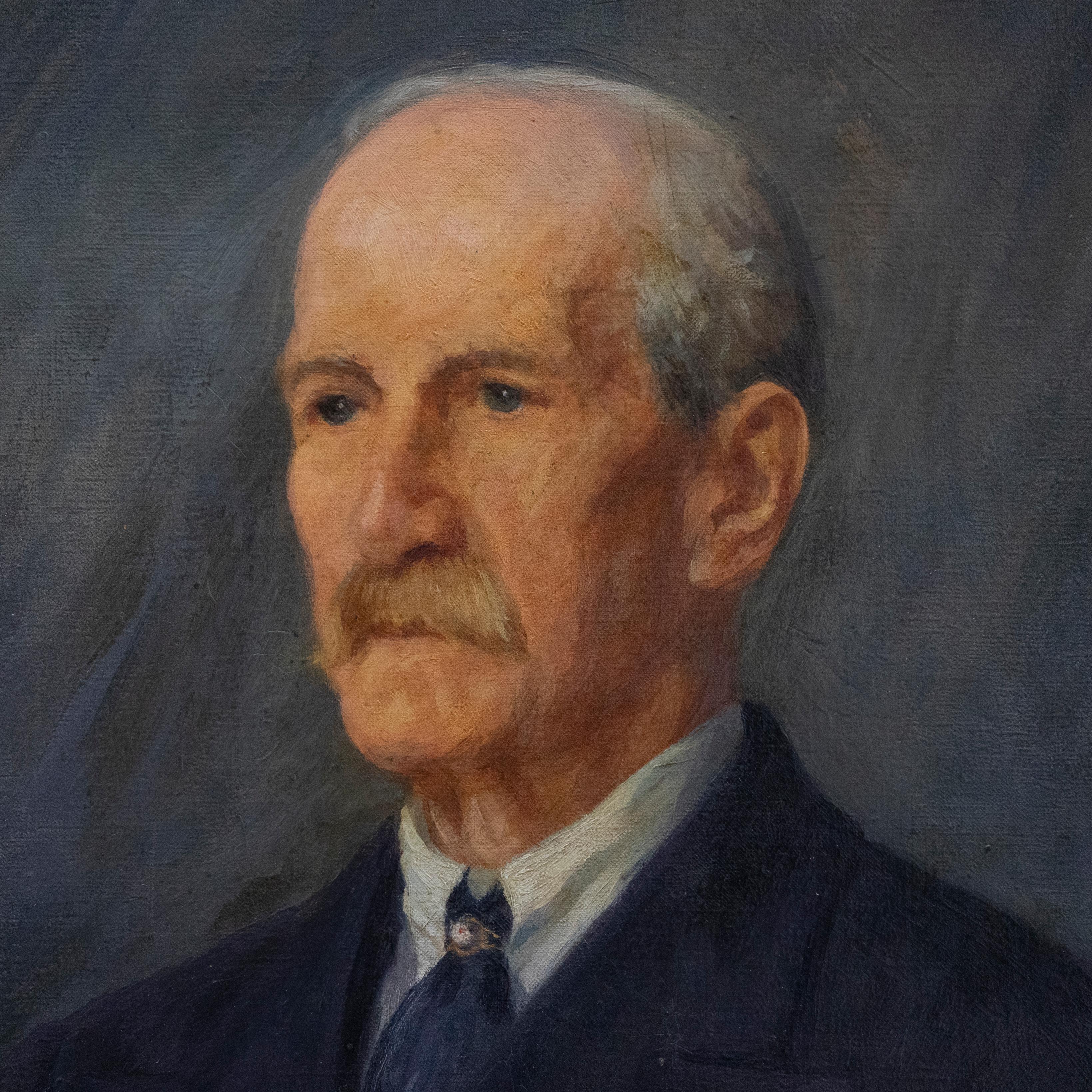 Raffinato ritratto a olio di un gentiluomo inglese che indossa un abito blu navy con camicia bianca e cravatta annodata. Firmato e datato illeggibilmente in basso a sinistra. Presentato in una cornice decorativa ad effetto dorato con motivi a
