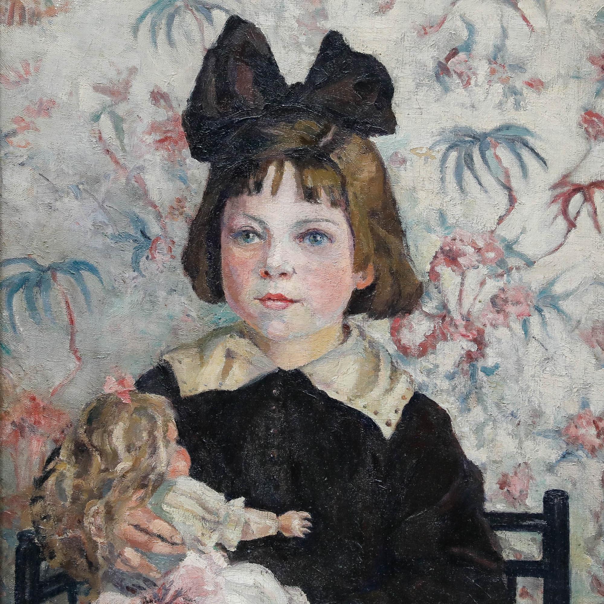 Ce charmant portrait représente une jeune enfant vêtue d'une robe noire et d'un grand nœud, assise avec une poupée sur un fond floral. L'artiste capture la scène dans une palette douce et feutrée, créant une atmosphère douce et calme au sein de la