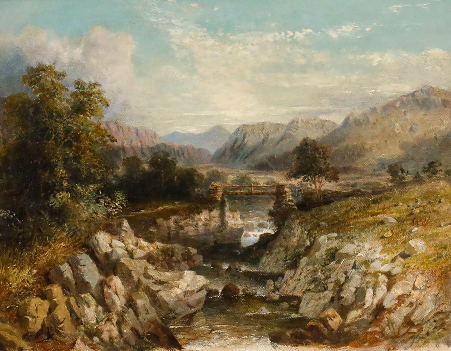 Questo dipinto di paesaggio pastorale raffigura una scena serena di una valle con un ruscello tortuoso che scorre attraverso un terreno roccioso, incorniciato da dolci colline e montagne lontane sotto un cielo morbido e pieno di nuvole. Si può