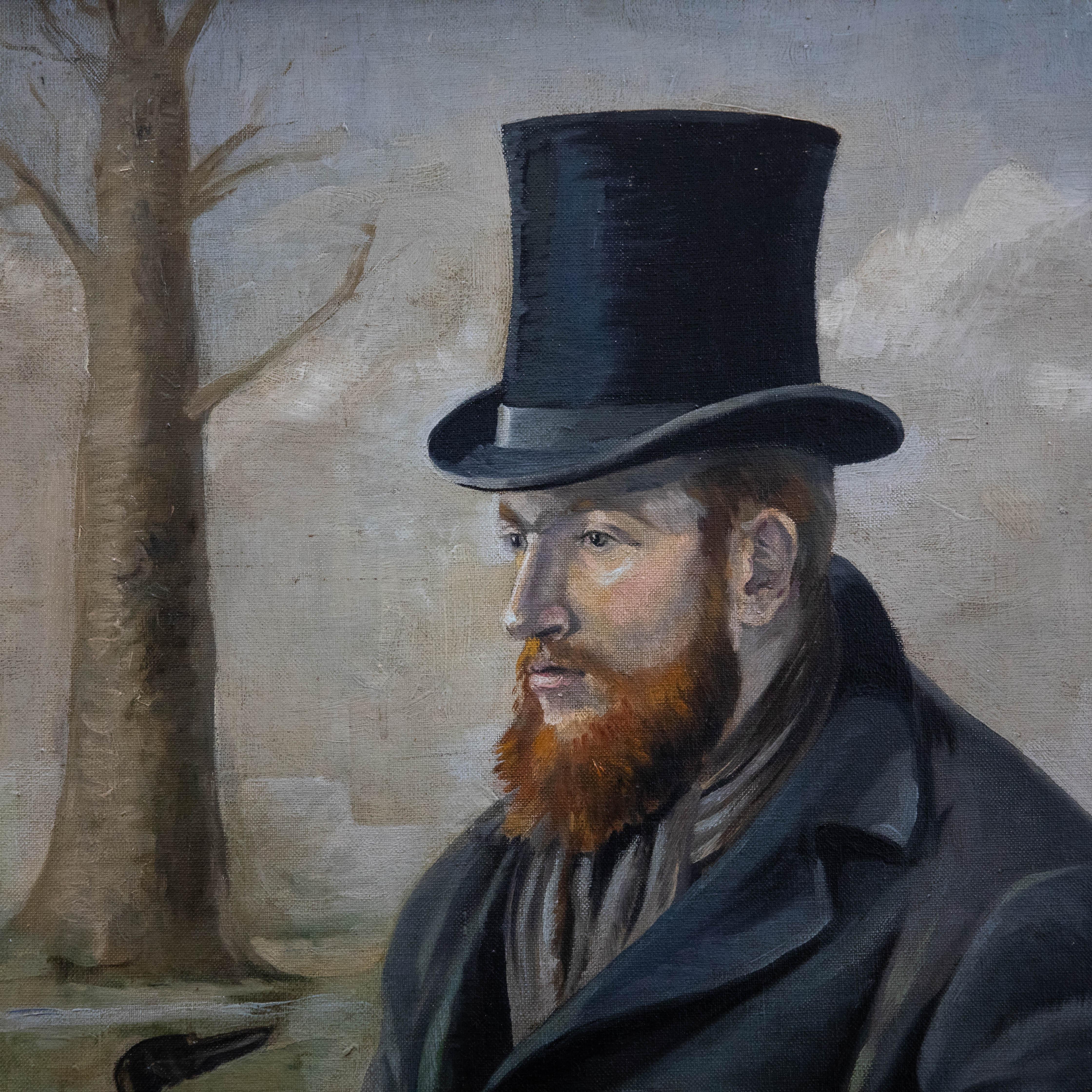Un affascinante ritratto a olio che raffigura un gentiluomo seduto con cappello a cilindro e lungo cappotto invernale. Tiene il bastone da passeggio in una mano e guarda in lontananza con un'espressione malinconica. An He siede davanti a un parco