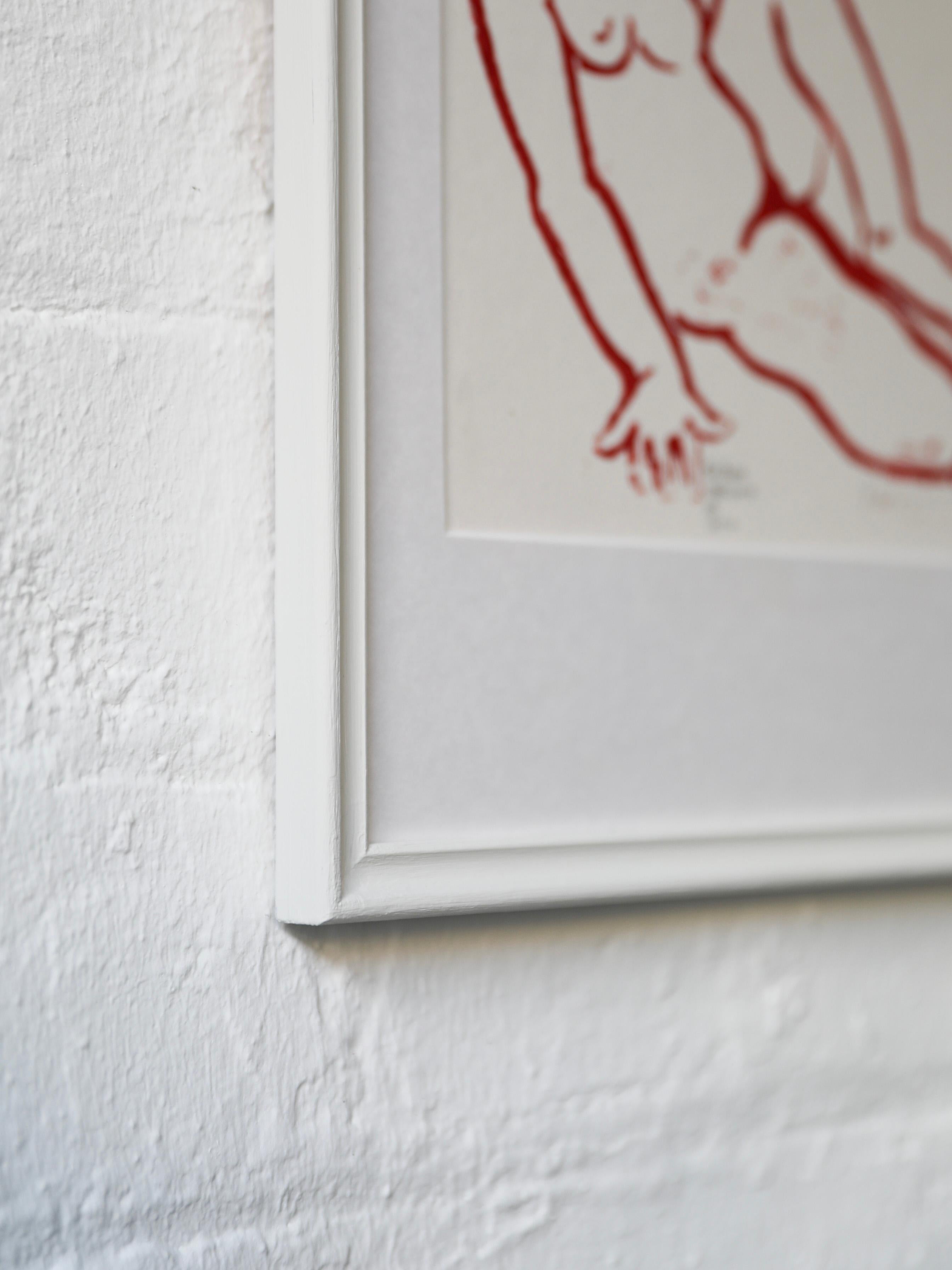 Ein weiblicher Akt, gemalt in roter Acrylfarbe auf Papier. Undeutlich rechts unten vom Künstler signiert. Passepartout, verglast und gerahmt in einem gestrichenen cremefarbenen Rahmen.

Künstler: Unleserlich signiert
Medium: Acryl auf