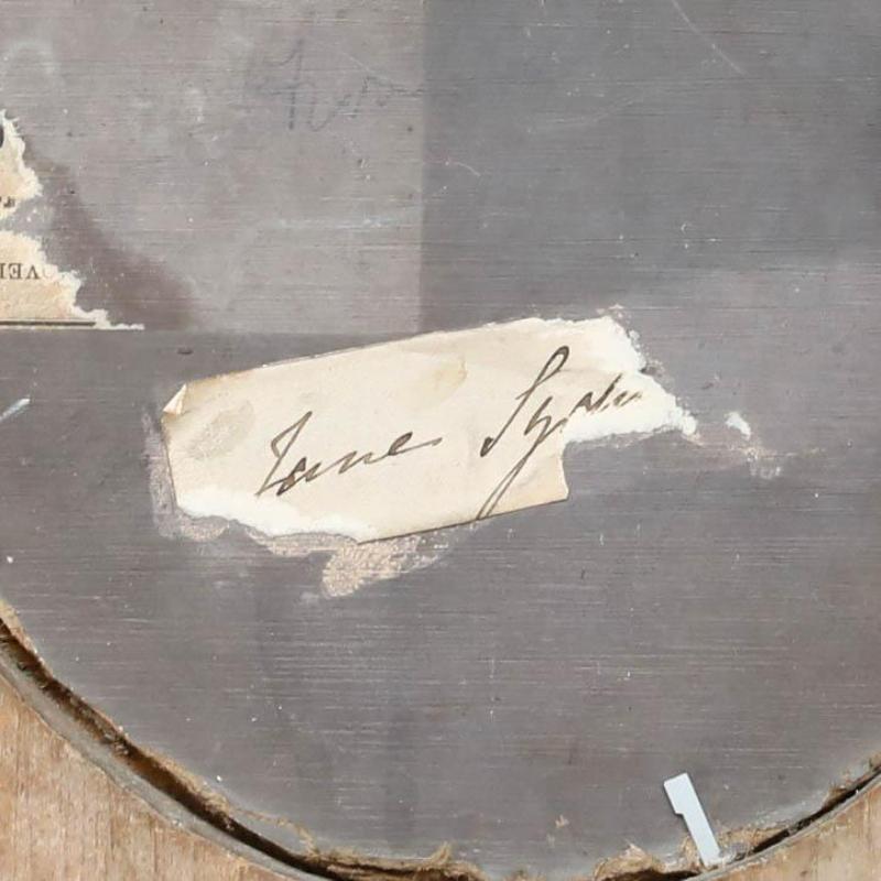 Un meraviglioso ritratto a olio del XIX secolo di una graziosa signora vittoriana. La signora è ritratta con un delicato colletto di pizzo e un'acconciatura ordinata tipica dell'epoca. Firmato a matita in modo illeggibile sul retro. Con dedica 