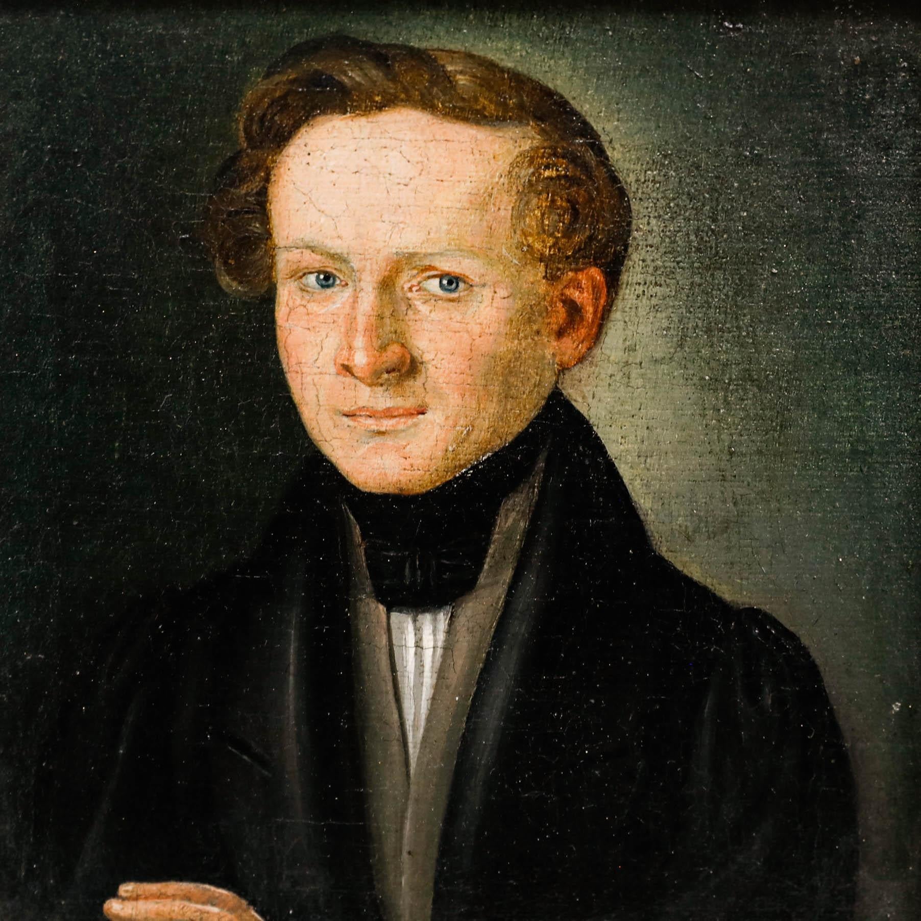 Un beau portrait de l'époque Biedermeier représentant un gentleman habillé avec soin, les bras croisés avec assurance, rencontrant le spectateur avec une expression perspicace. La composition est à la fois intime et imposante. Son regard constant et