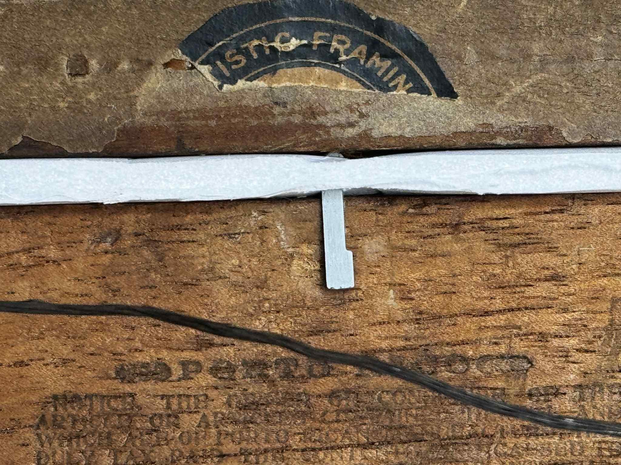 Erstaunliche impressionistische Küstenszene der Amerikanischen Schule mit einem Schlauchboot und Fischerhütten. Gut gemalt von einem offensichtlich fähigen Künstler. Öl auf Karton, 5