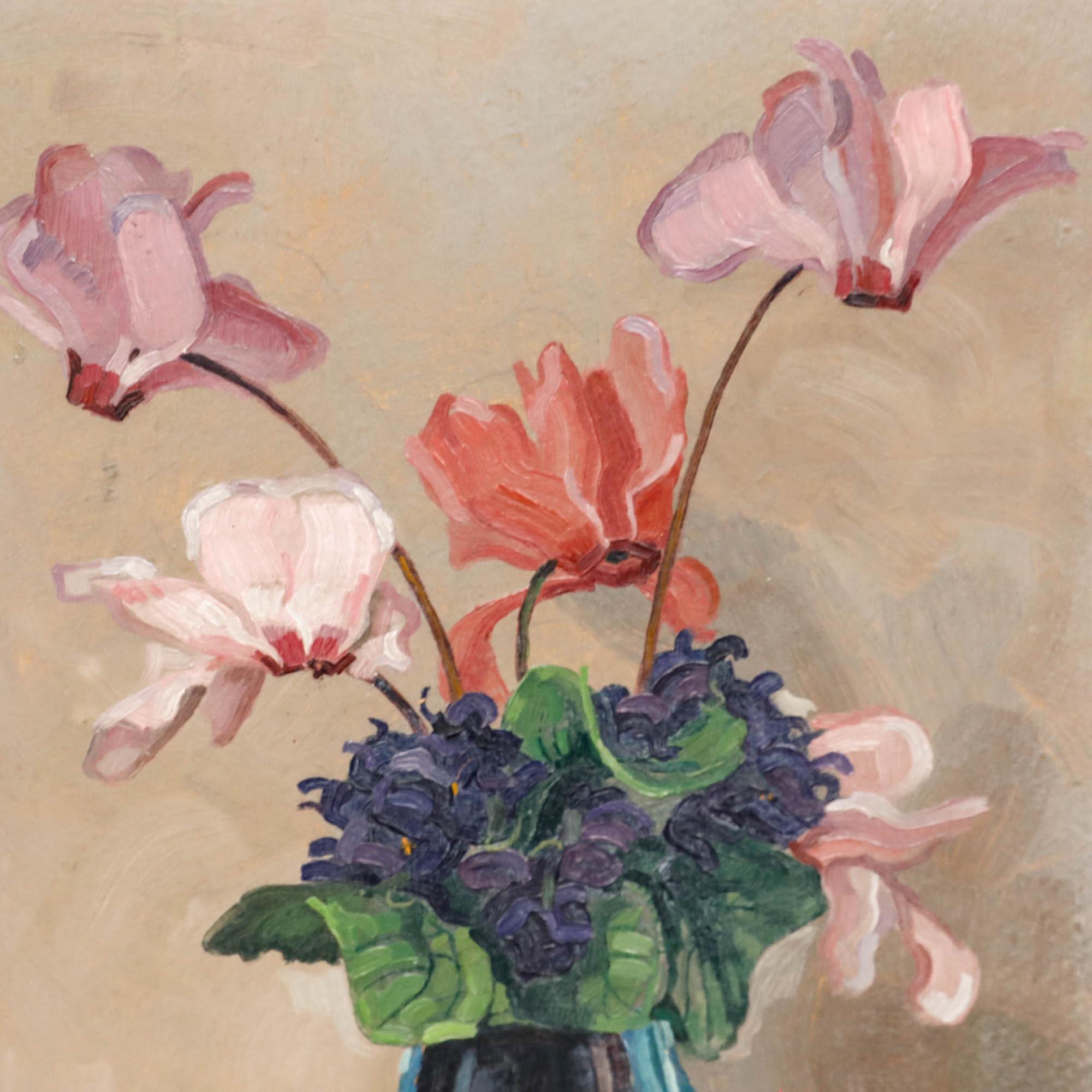 Ein reizvolles Stillleben aus der Mitte des 20. Jahrhunderts, das ein elegantes Arrangement aus Alpenveilchen und Stiefmütterchen in einer tiefblauen Vase zeigt. Signiert unten rechts. Hübsch präsentiert in einem vergoldeten Rahmen mit zarten