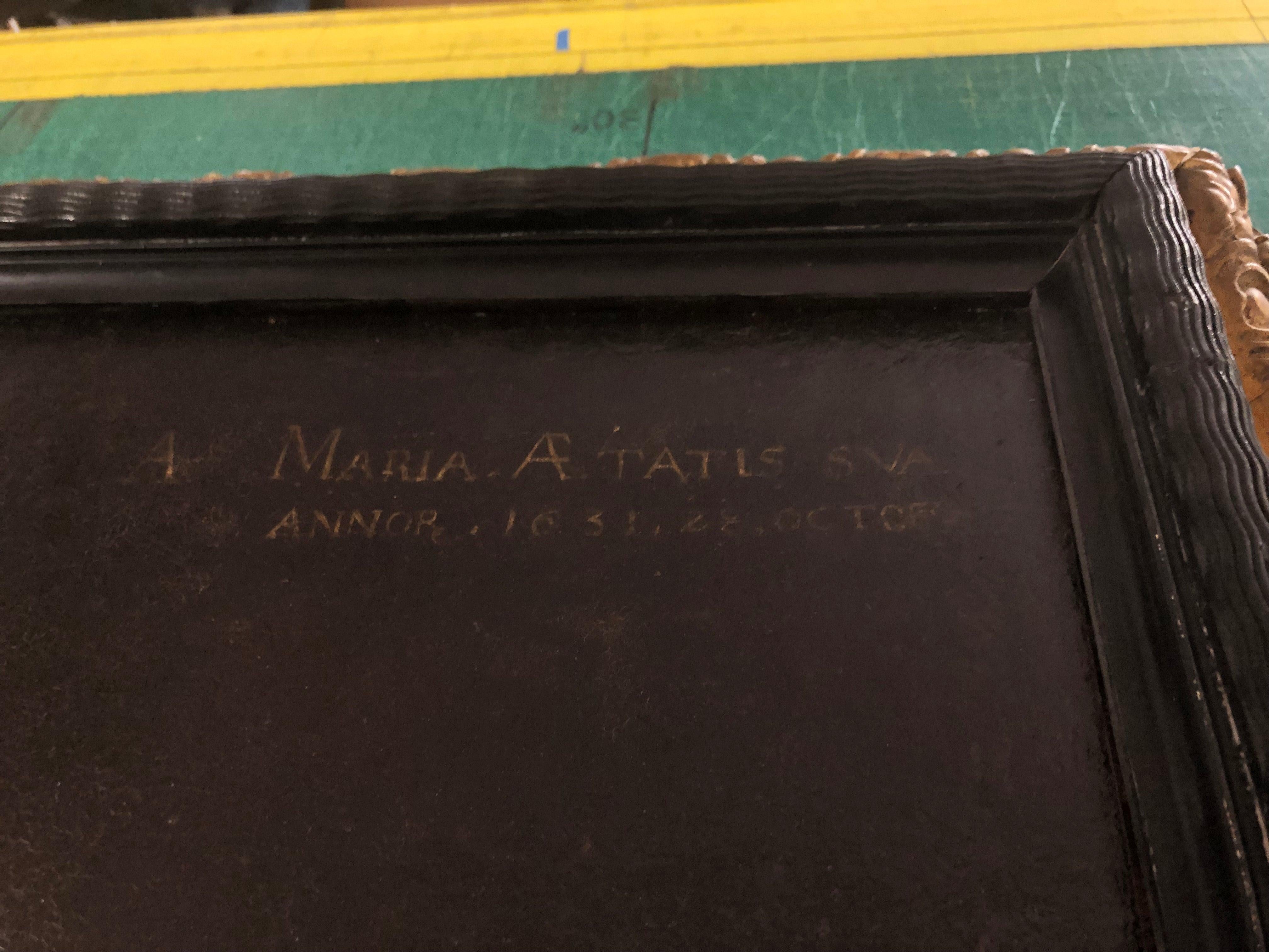 Dieses exquisite Ölgemälde auf Holz, das von einem unbekannten flämischen Künstler im Jahr 1594 geschaffen wurde, zeigt ein junges Mädchen, das auf einem Stuhl sitzt. Das Kunstwerk ist in einem sehr guten Zustand, obwohl eine bescheidene