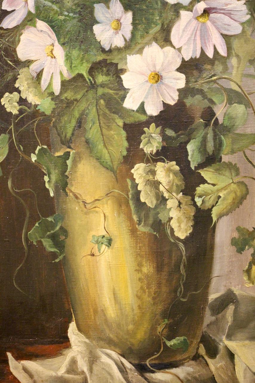 Charmantes Blumenstillleben in Öl auf Leinwand von Erich Lindenau (deutsch, 1892-1955), rechts unten monogrammiert E.L. und datiert 1947. Das Werk zeigt einen anmutigen Strauß aus Kosmosblüten in zarten Rosa-, Flieder- und Weißtönen, die in einer
