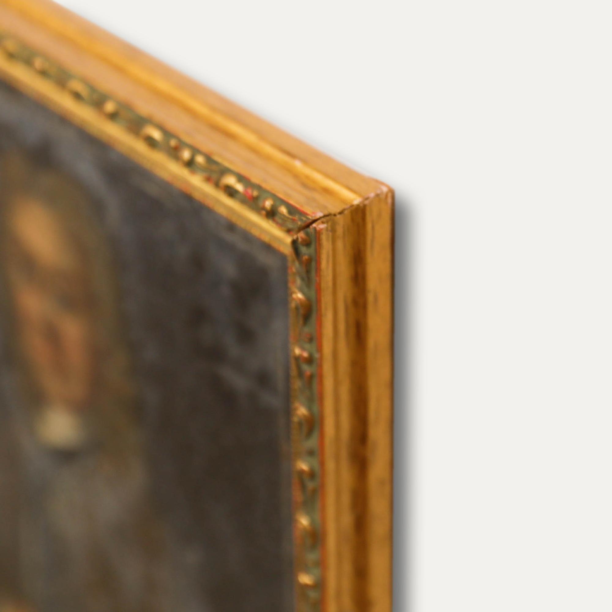 Questo ritratto a olio raffigura una figura del XVIII secolo, caratterizzata da una parrucca incipriata e da un abbigliamento formale su uno sfondo scuro. La composizione si concentra strettamente sulla parte superiore del corpo e sul viso del