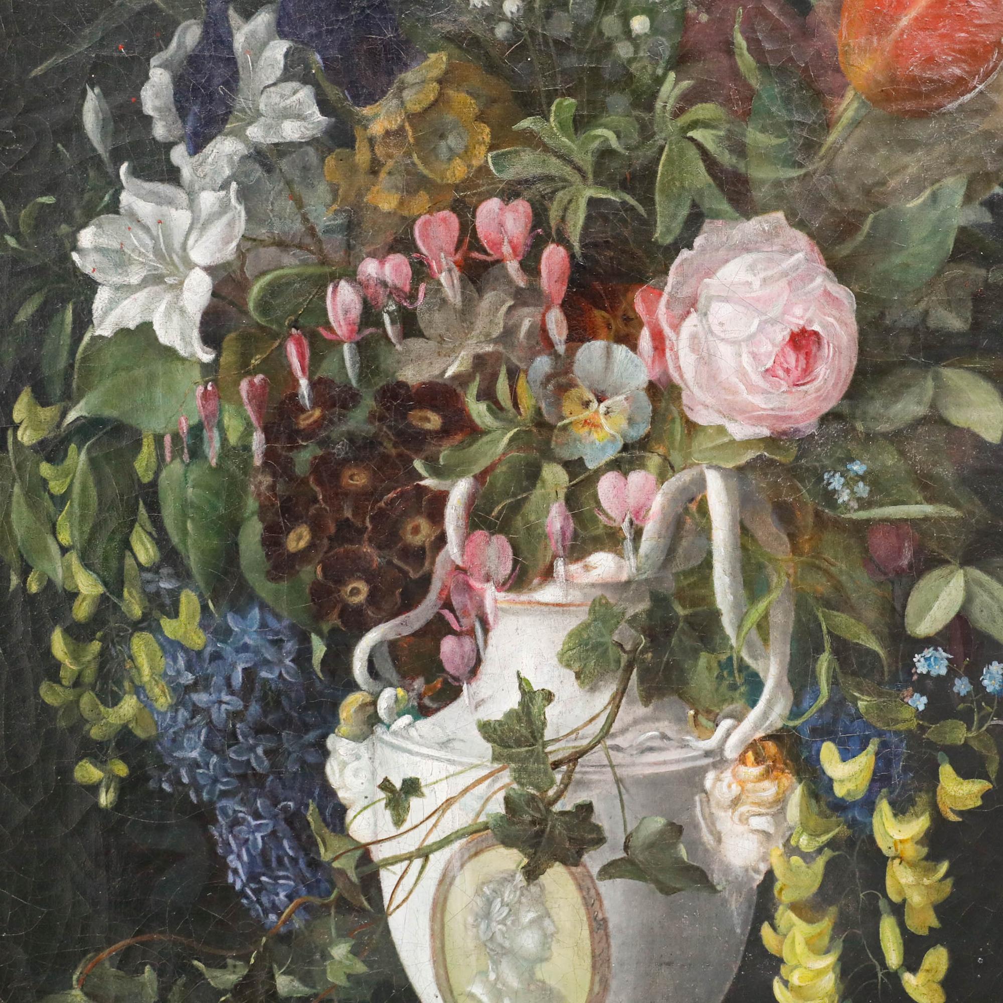 Este bodegón clásico representa una ornamentada urna de porcelana blanca llena de un abundante arreglo floral, que incluye rosas, lirios del valle y diversas flores de temporada en tonos rosa, morado, amarillo y blanco. La composición es un buen
