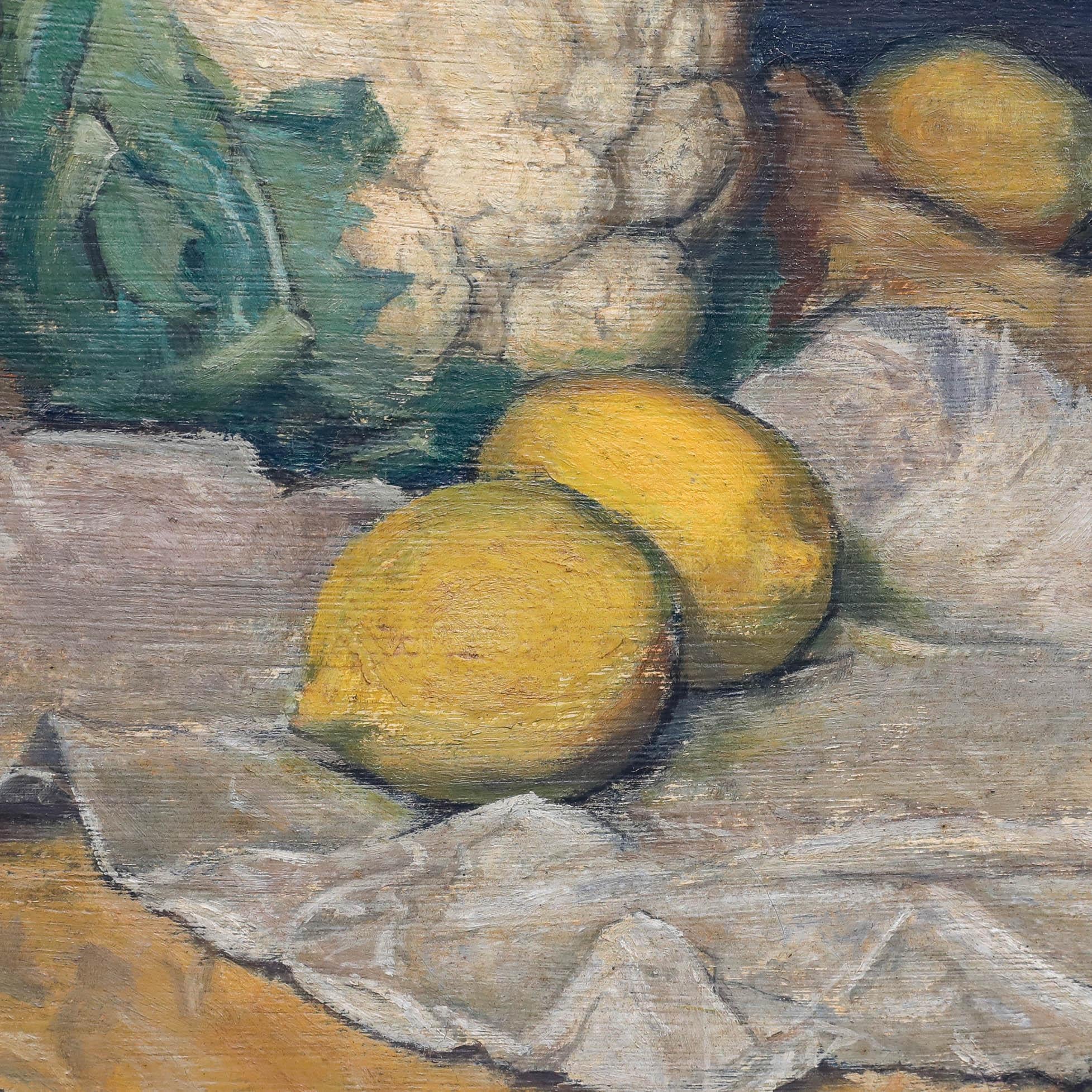 Cette exquise nature morte représente un chou-fleur fraîchement cueilli et des citrons d'un jaune éclatant, disposés sur un plan de travail en bois avec du papier brun. L'artiste capture avec brio les différentes textures et formes des produits,