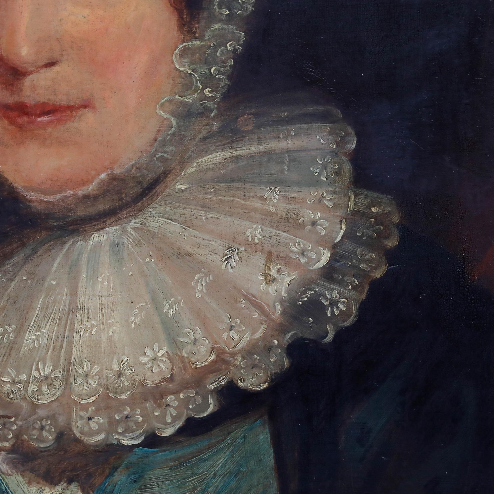 Un grand portrait formel d'une femme élégamment vêtue sur un fond sombre. Un Label apposé au verso identifie le modèle comme étant la 