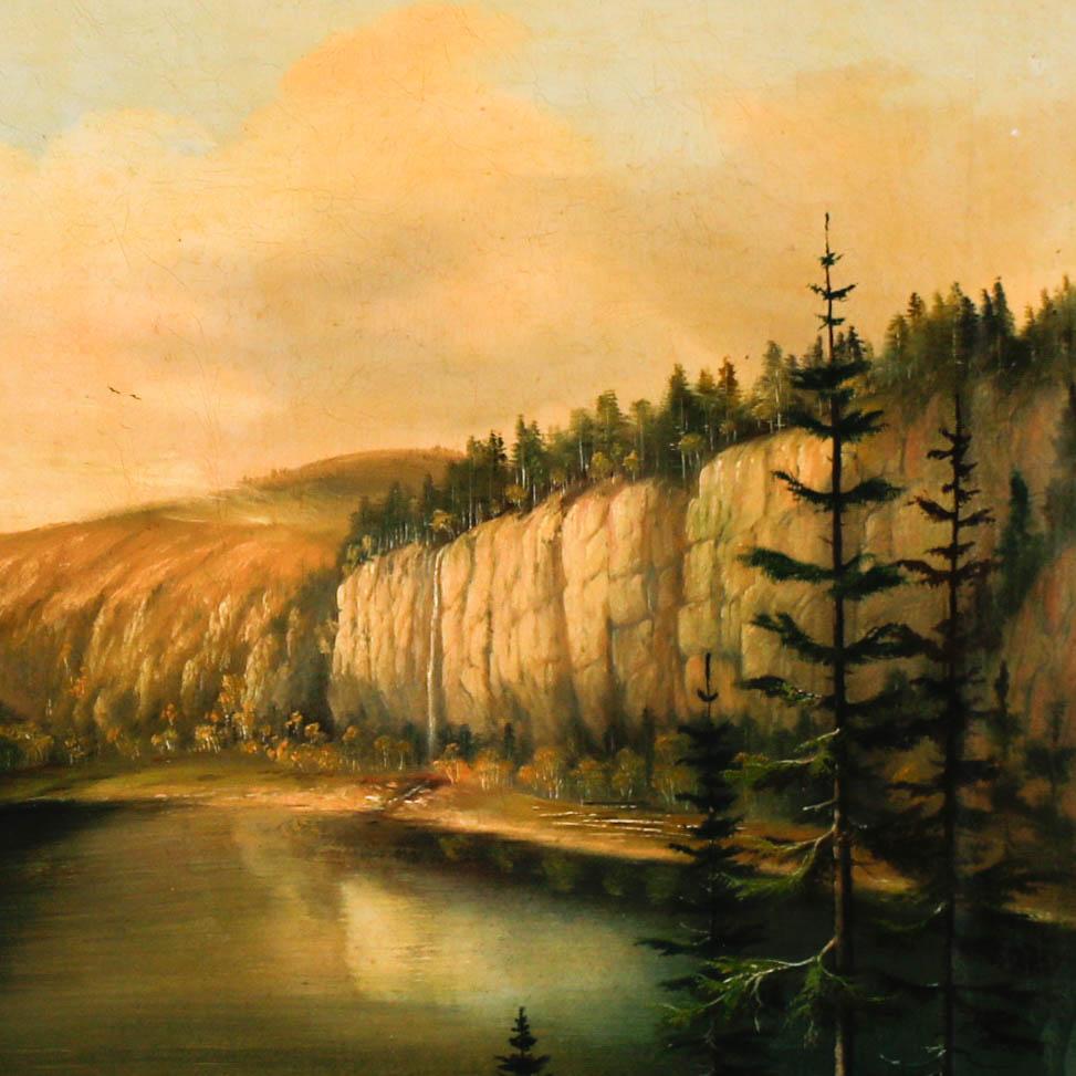 Un paysage détaillé à l'huile représentant un lac de carrière pittoresque avec des falaises de chaque côté et des personnages faisant du bateau à l'extrême gauche, sous une ligne dense de sapins. L'huile est présentée dans un cadre simple à effet