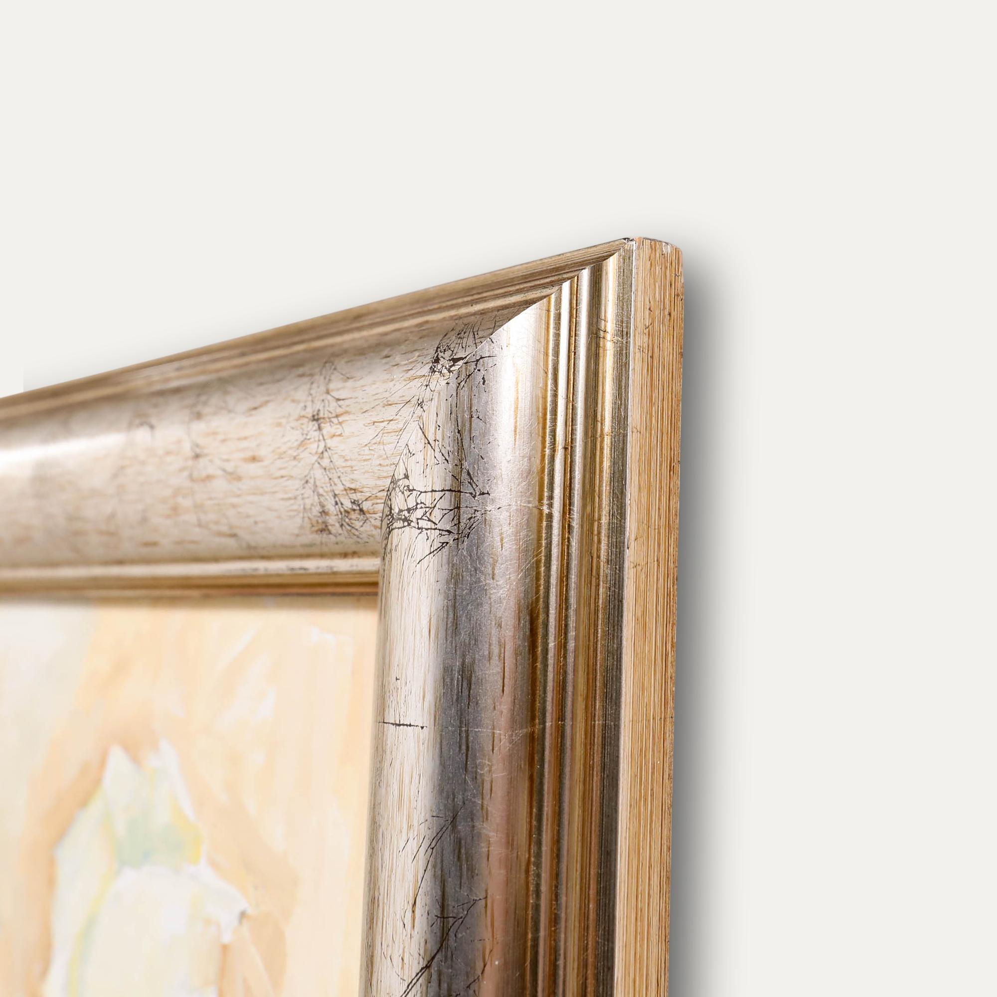 Una natura morta di fiori bianchi disposti in un elegante vaso bianco e blu. Presentato in una cornice in argento dorato. Senza segno. Su tela su barelle.