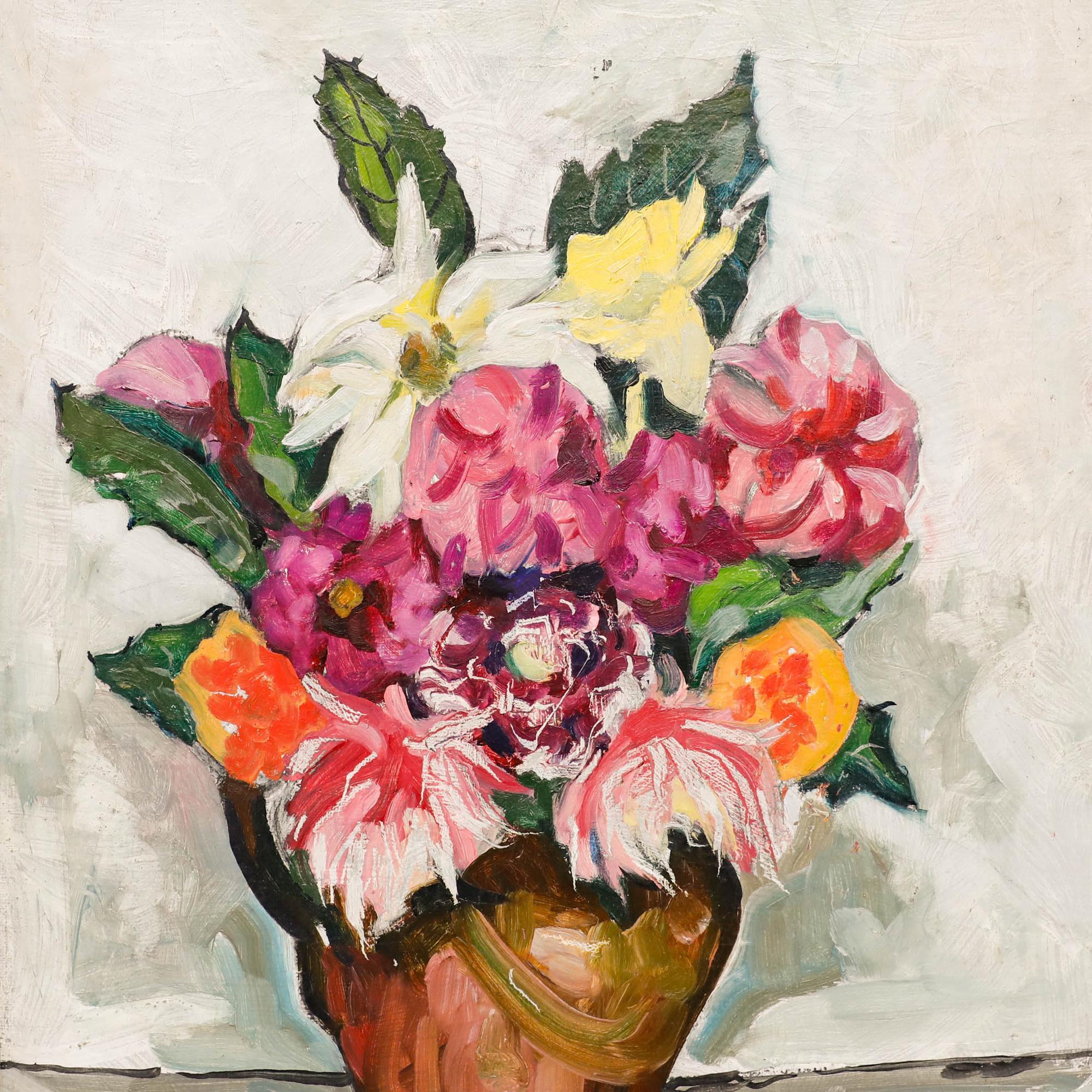 Ein helles und auffälliges Blumenstillleben. Präsentiert in einem zeitgenössischen silbervergoldeten Rahmen. Nicht signiert. Auf Leinwand auf Keilrahmen. Bildgröße: 49,5 x 39,5 cm.