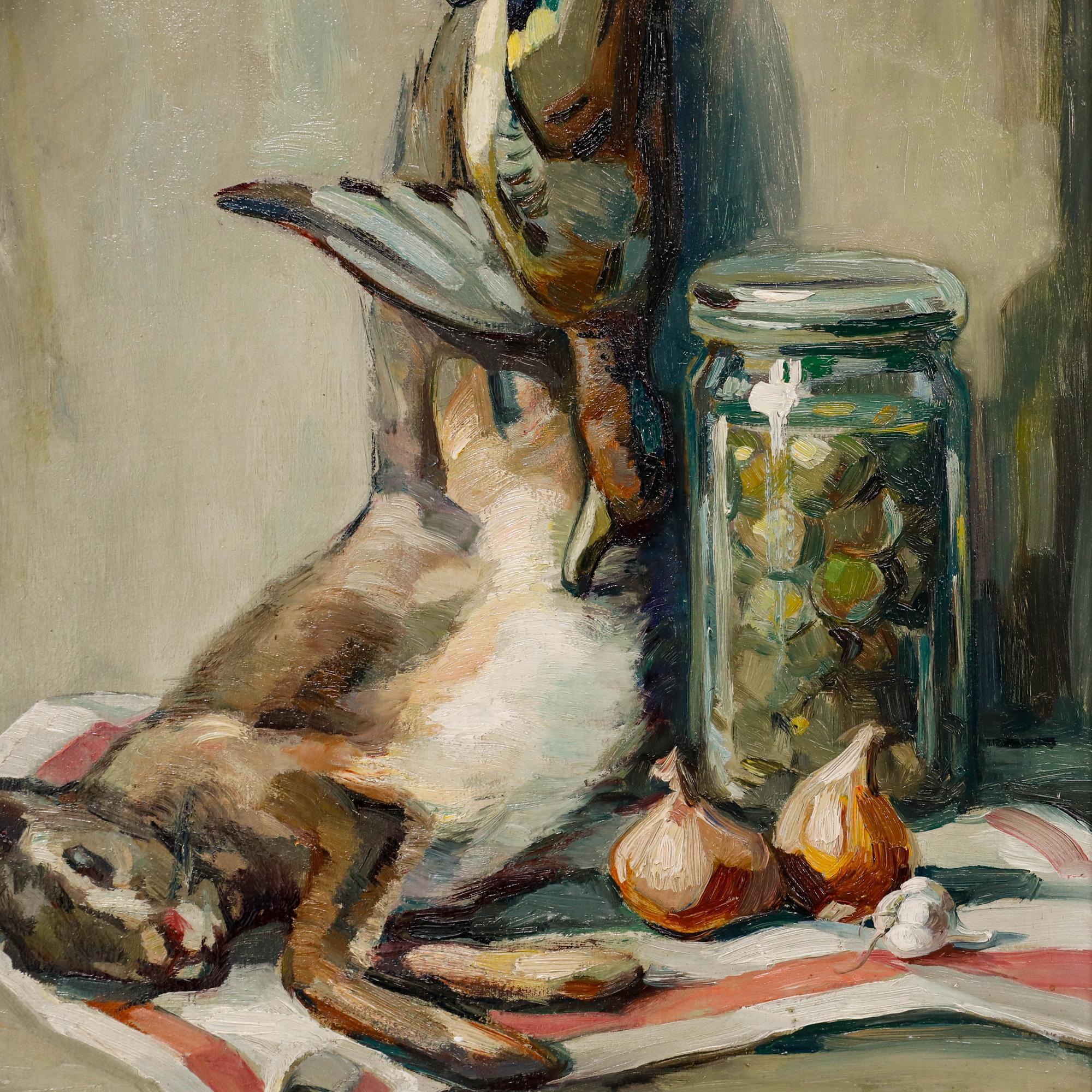 Eine lockere Stilllebenkomposition mit einem Hasen und einer Stockente, die in einer Speisekammer mit Knoblauchzehen, Zwiebeln und eingemachten Oliven hängen. Gut präsentiert in einem ergänzenden Rahmen im zeitgenössischen Stil. Oben rechts signiert