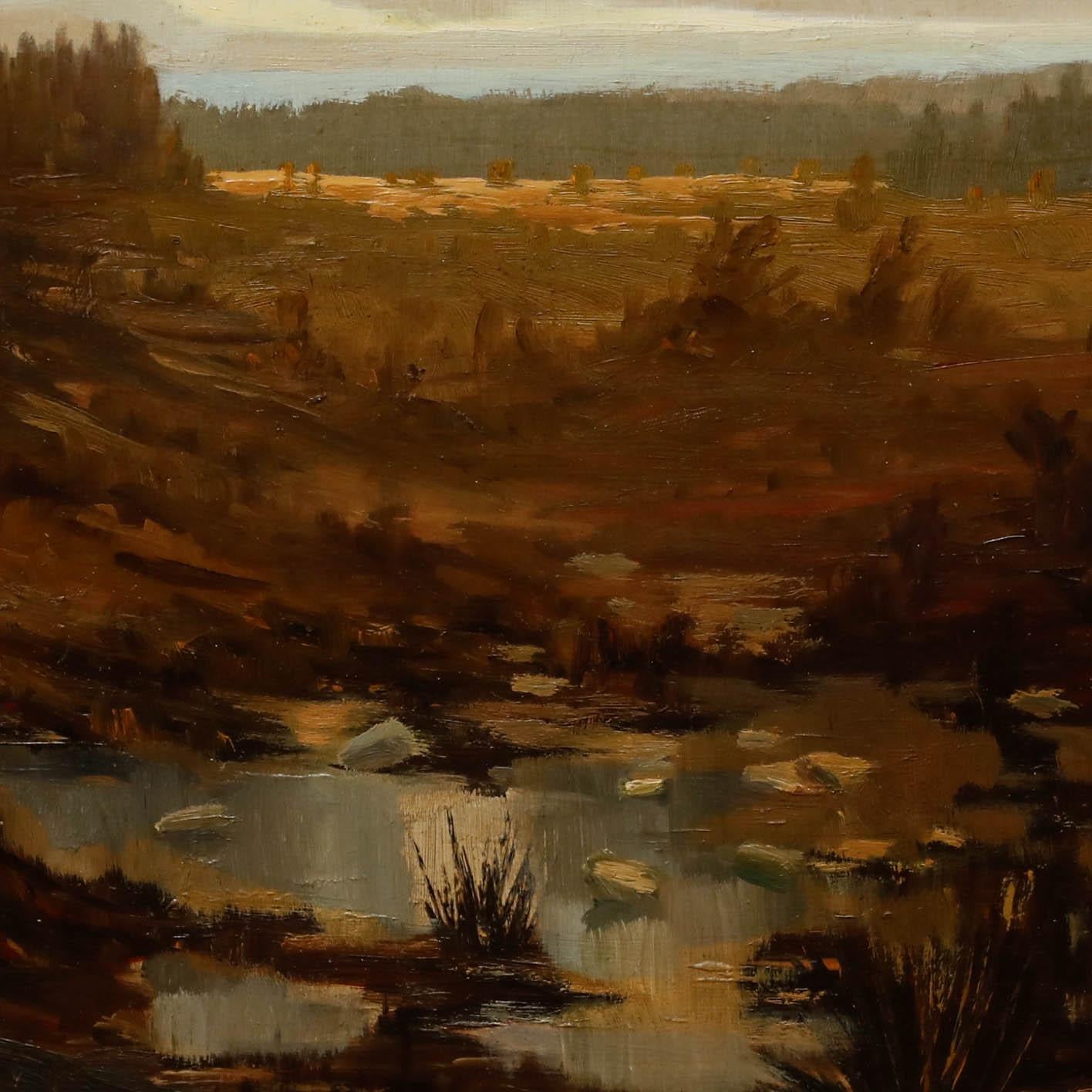 Cette peinture impressionniste capture un paysage de zone humide reculée dans une gamme de tons de terre boueuse. La composition attire l'œil du spectateur du premier plan expressif à travers le vaste terrain jusqu'aux arbres de la forêt lointaine