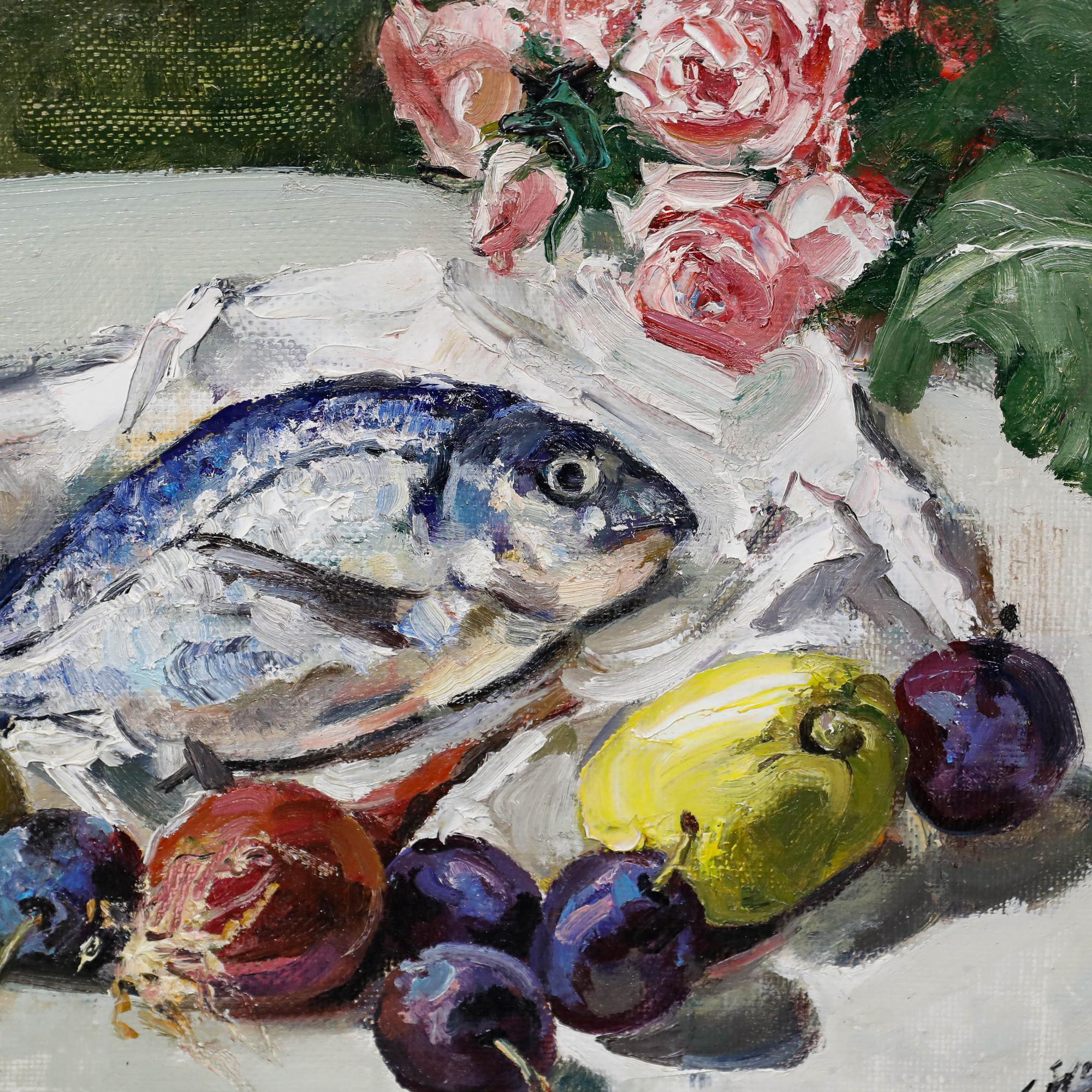 Dieses lebendige Stilleben fängt ein klassisches Arrangement mit zeitgenössischem Flair ein. Frischer Fisch wird auf einem weißen Keramikteller präsentiert, begleitet von leuchtend gelben Zitronen und dunkelvioletten Pflaumen. Die Komposition zeigt