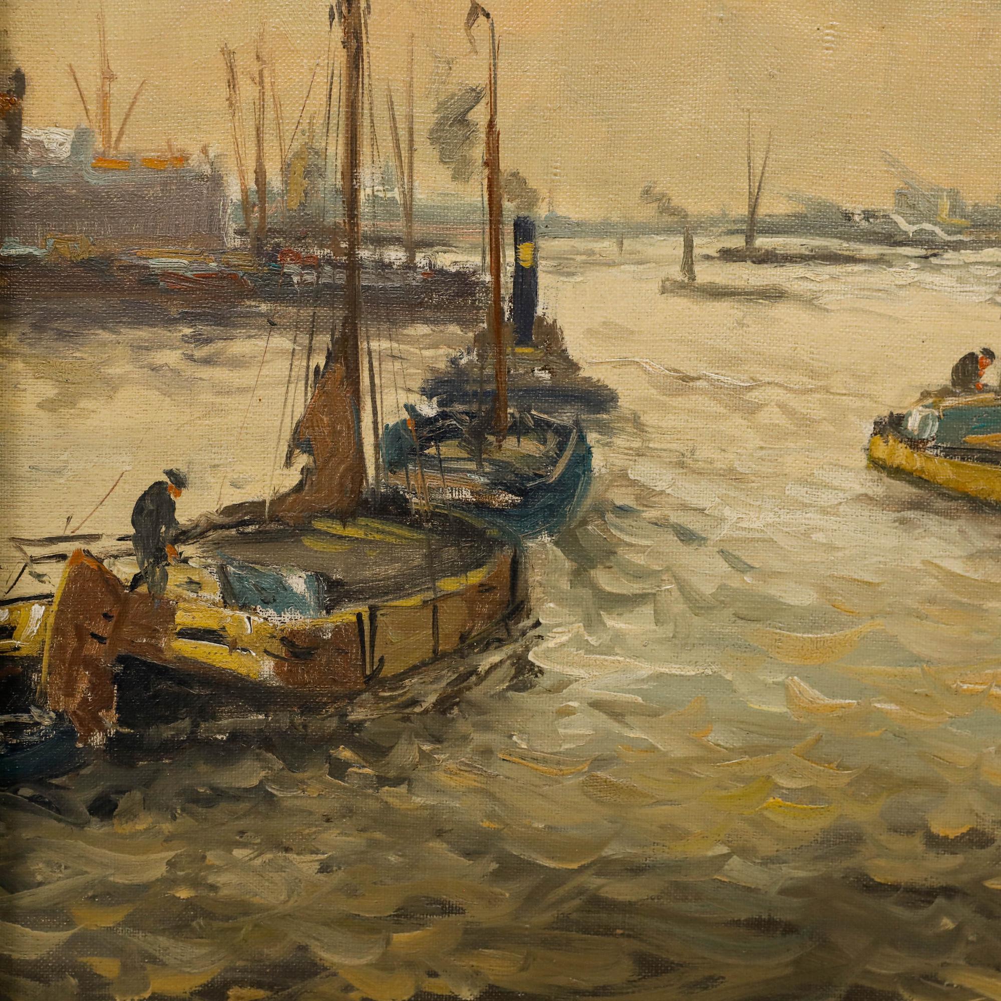 L'artiste capture l'énergie vivante d'un port au petit matin. Un réseau complexe de cordes relie des mâts imposants tandis que la fumée s'échappe des cheminées et que les ouvriers accomplissent leurs diverses tâches. Signature indistincte en bas à