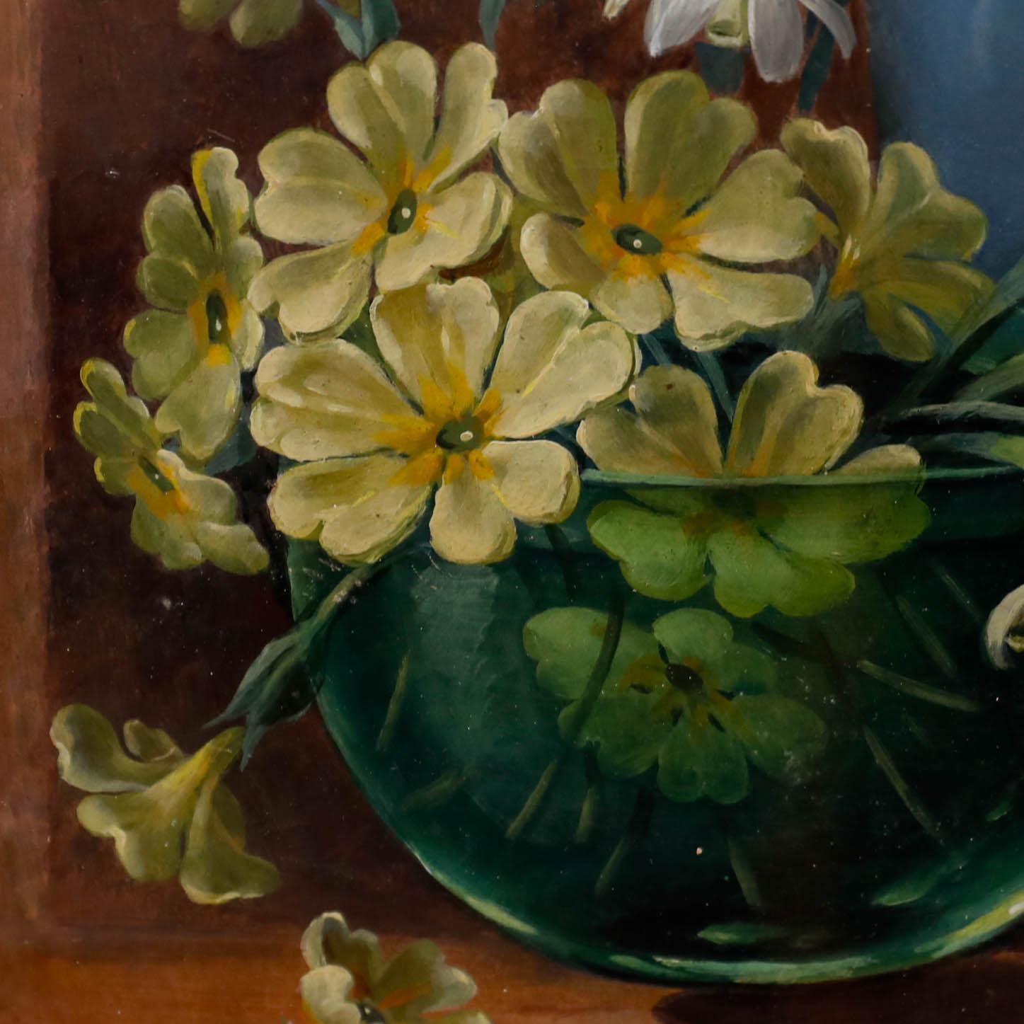 Ein schönes Stillleben aus dem frühen 20. Jahrhundert mit weißen und gelben Blumen, die in mit Wasser gefüllten Gefäßen ruhen. Der Künstler hat jede Blumensorte mit viel Feingefühl gemalt. Was besonders auffällt, ist die Transparenz der