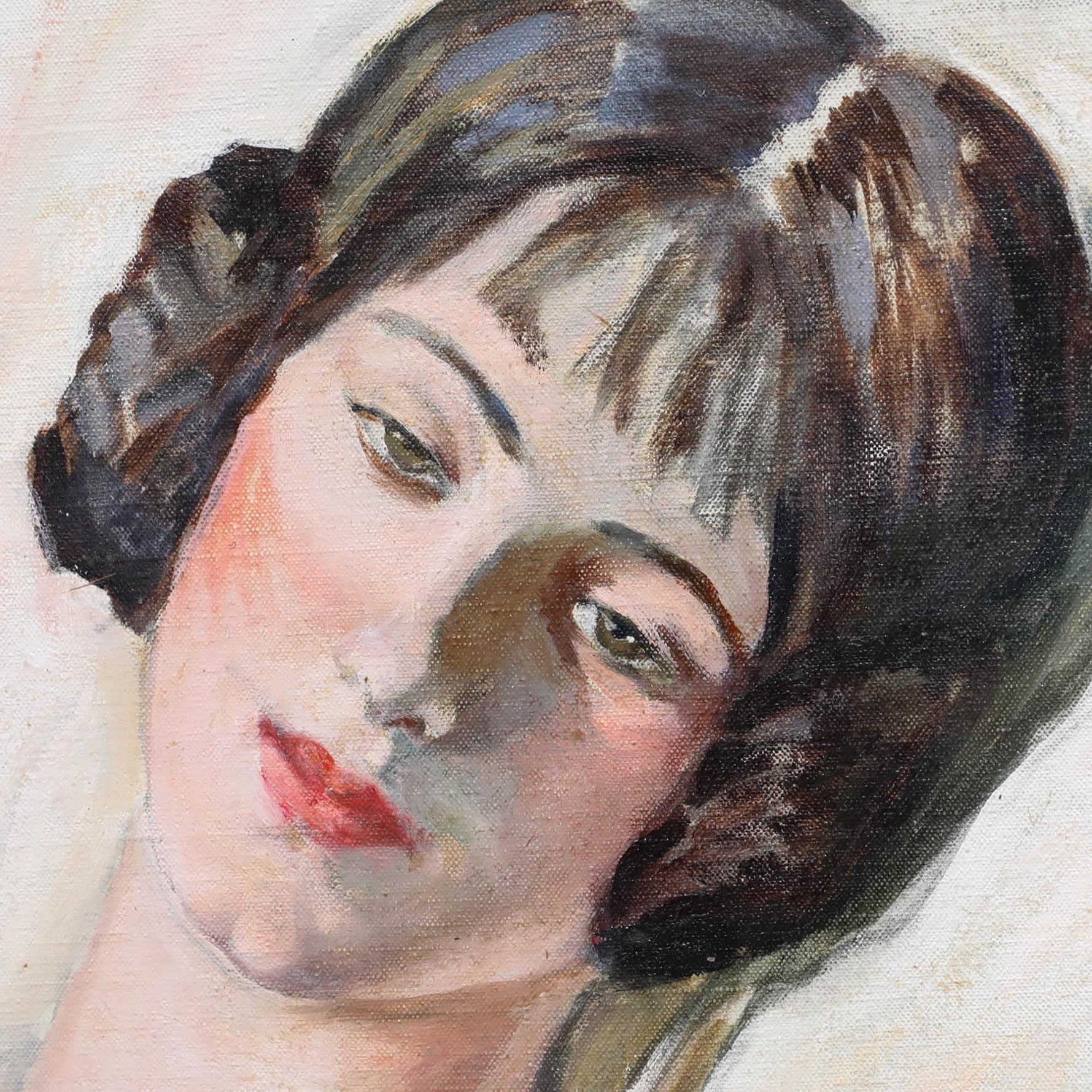 Dieses reizvolle Porträt aus dem frühen 20. Jahrhundert fängt den nachdenklichen Blick einer jungen Dame mit einer charakteristischen Frisur aus den 1920er Jahren ein, die in weichen, gedämpften Tönen wiedergegeben ist. Nicht signiert. Gut