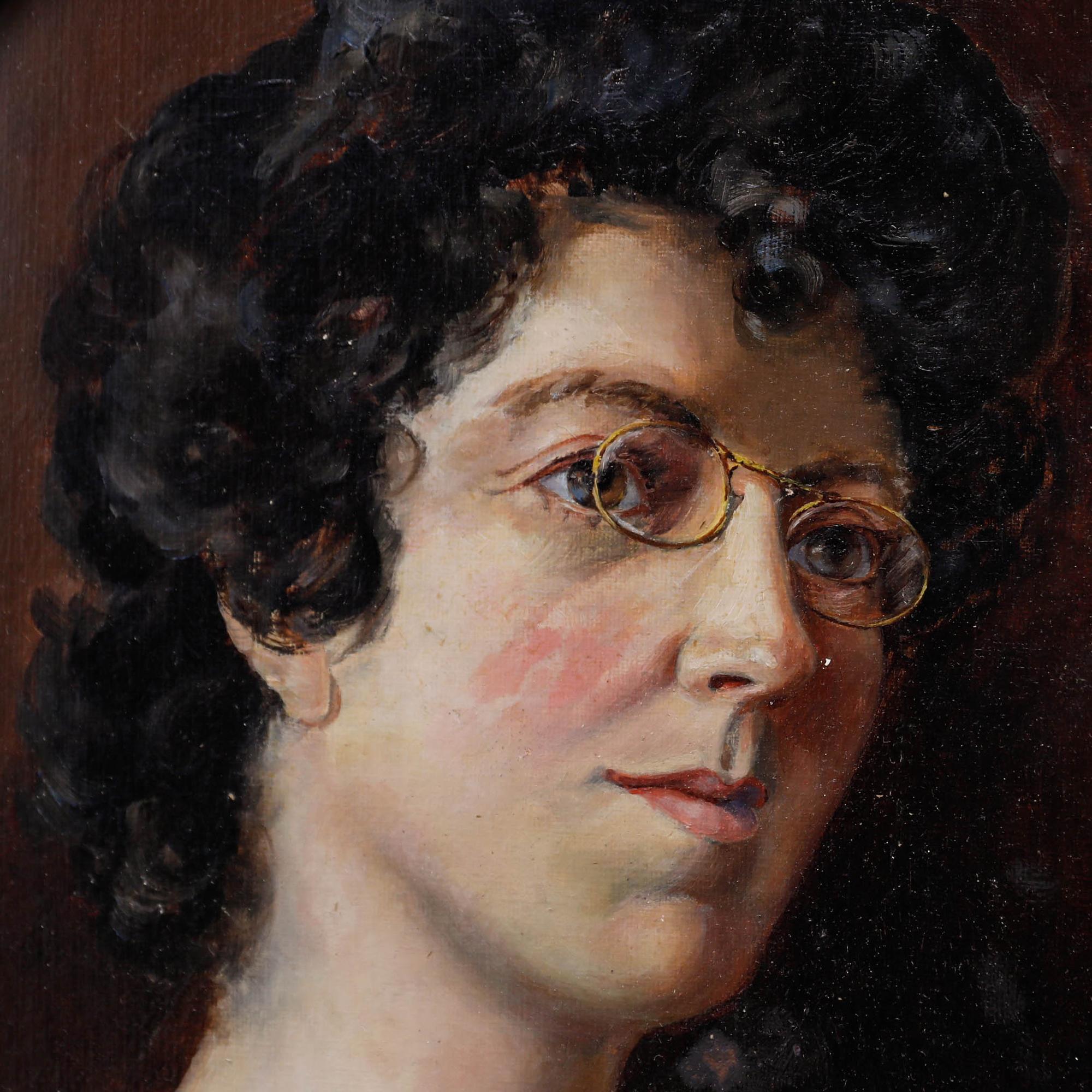 Un elaborado retrato al óleo de una dama acomodada que lleva un elegante vestido amarillo con un lazo de gran tamaño. El artista retrata a la modelo sobre un fondo oscuro, centrando toda la atención en el resplandor de la piel de la mujer y en los