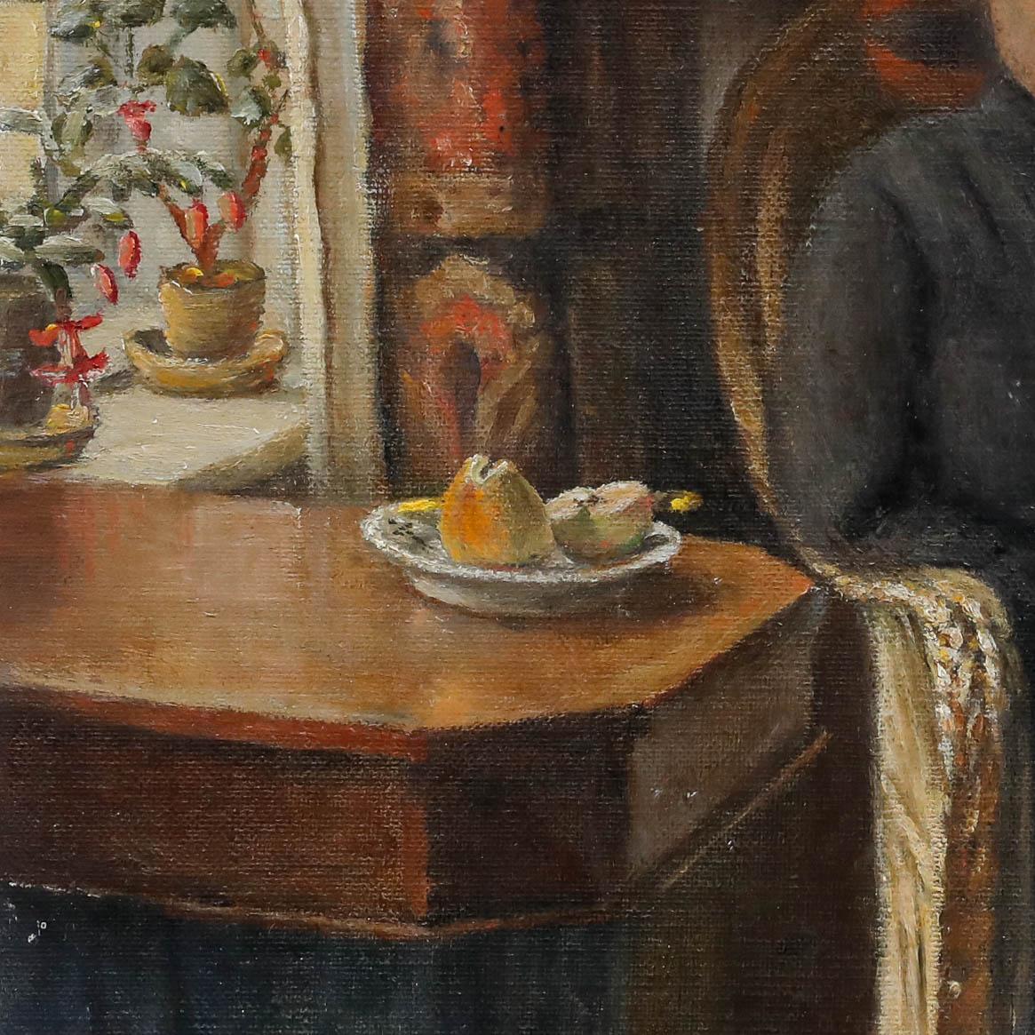 La lumière naturelle traverse une fenêtre sur la gauche, éclairant un intérieur douillet où une femme âgée est assise dans un fauteuil en osier, absorbée par son livre. Bien présenté dans un cadre vintage à effet doré. Non signée. Sur toile sur