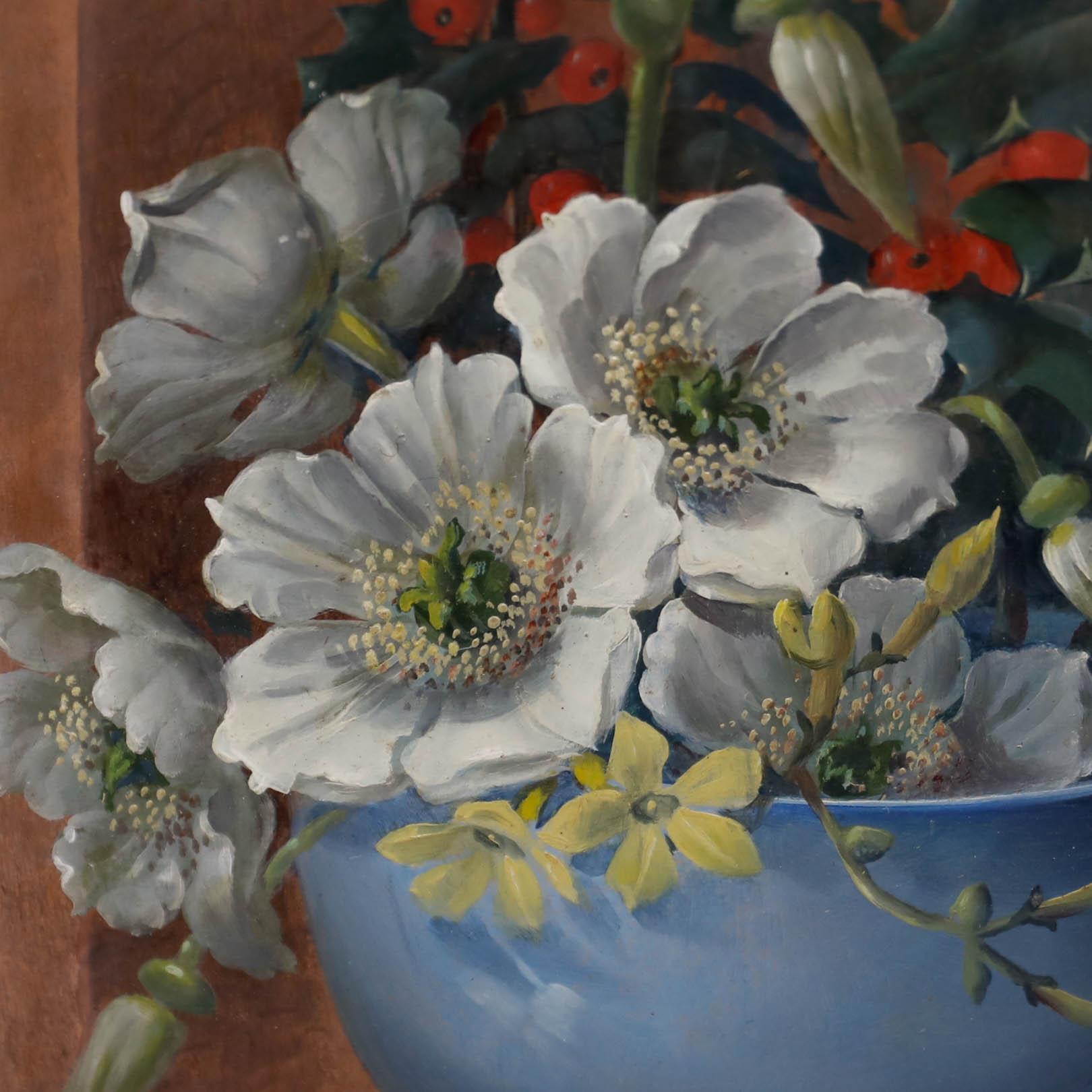 Ravissante nature morte du début du 20e siècle représentant des fleurs blanches et jaunes reposant dans une grande jardinière à pied avec saint. L'artiste a peint chaque variété de fleur avec une telle délicatesse et la composition est bien