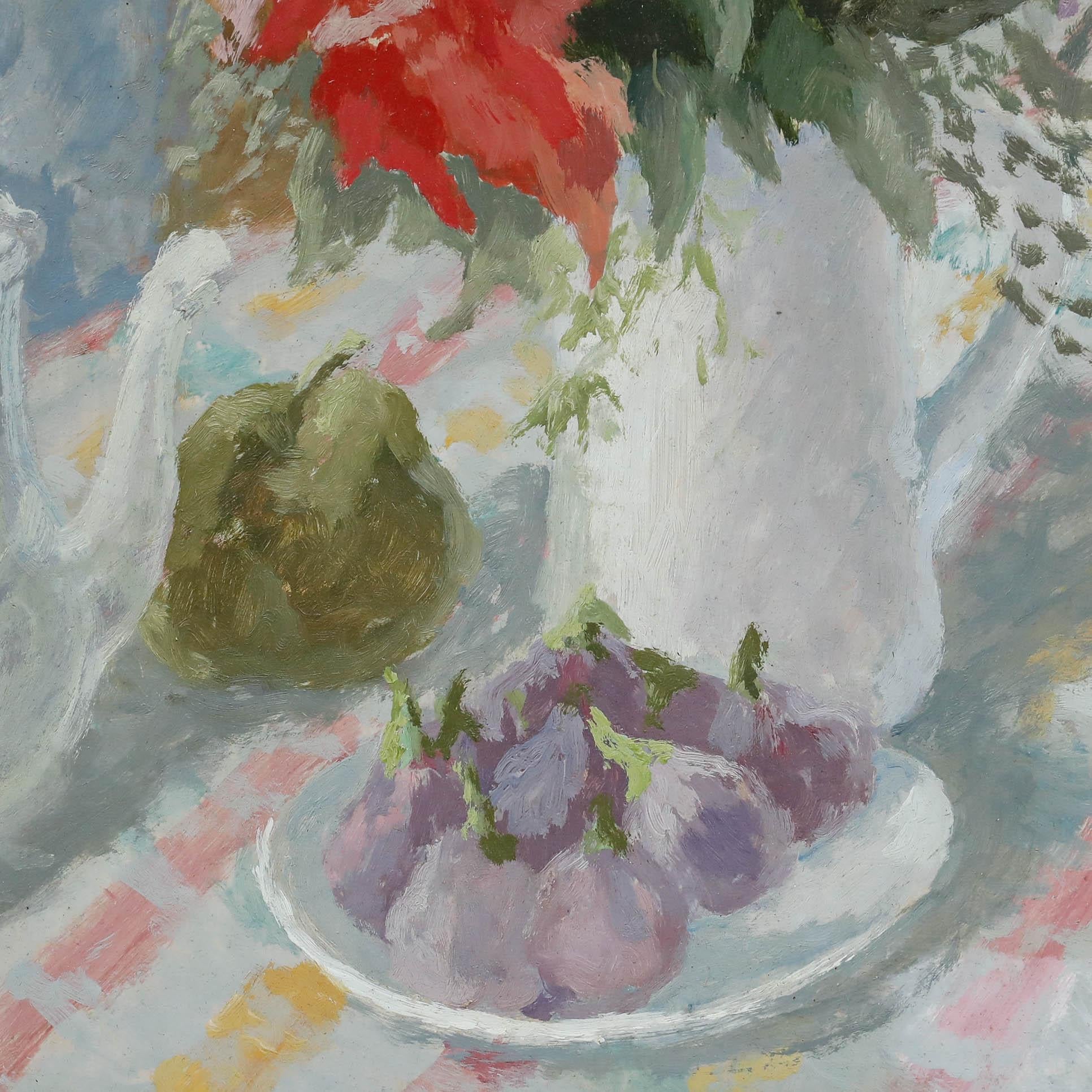 Cette nature morte florale dynamique représente un arrangement de persil de vache et de fleurs ressemblant à des marguerites dans une grande cruche blanche, placée à côté d'une assiette de figues fraîches sur un tissu rayé rose bonbon et jaune.