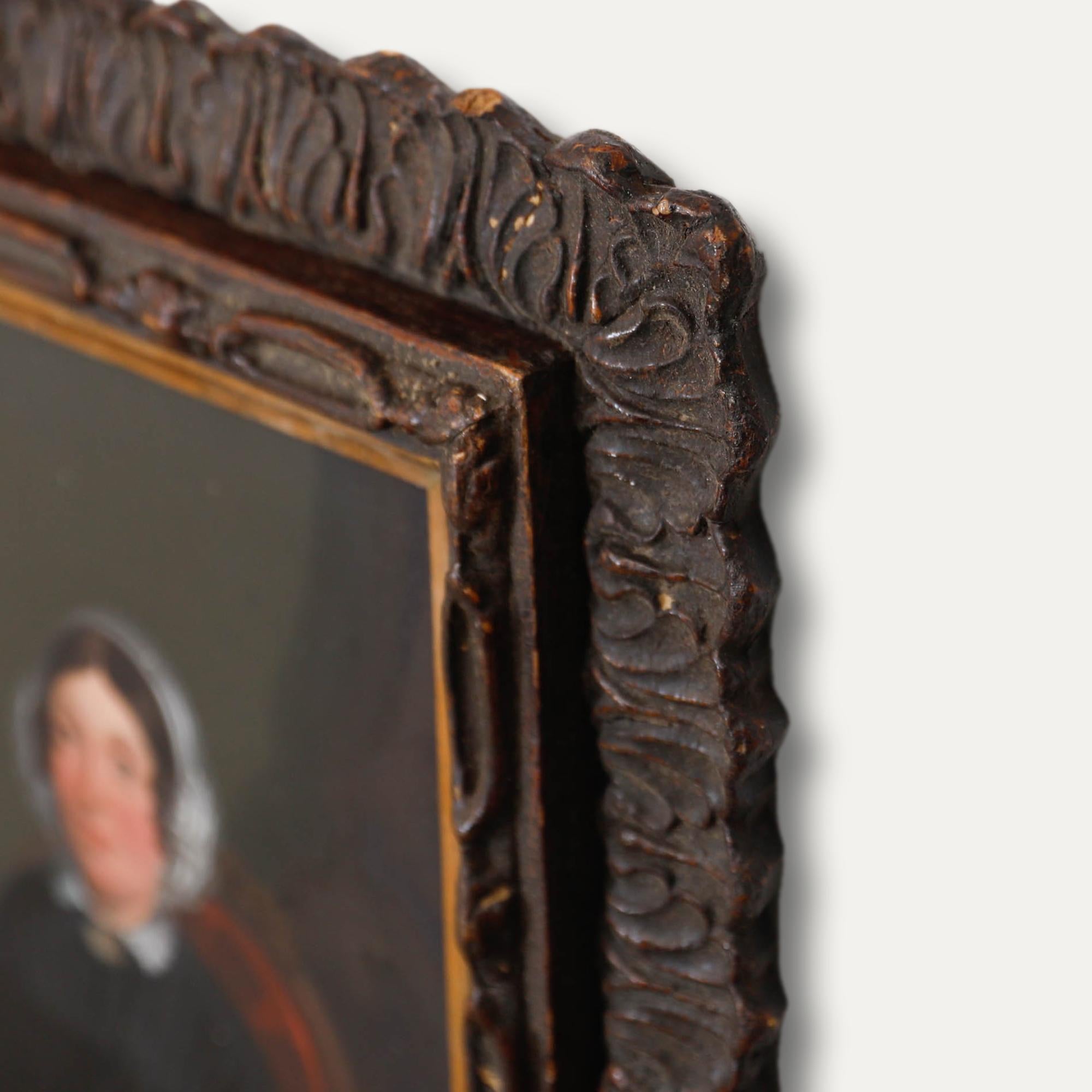 Un beau portrait de l'École continentale du XIXe siècle représentant une dame distinguée, sur un fond sombre, avec une composition florale ajoutant de la couleur et de la profondeur. Le portrait est magnifiquement placé dans un cadre en bois orné de