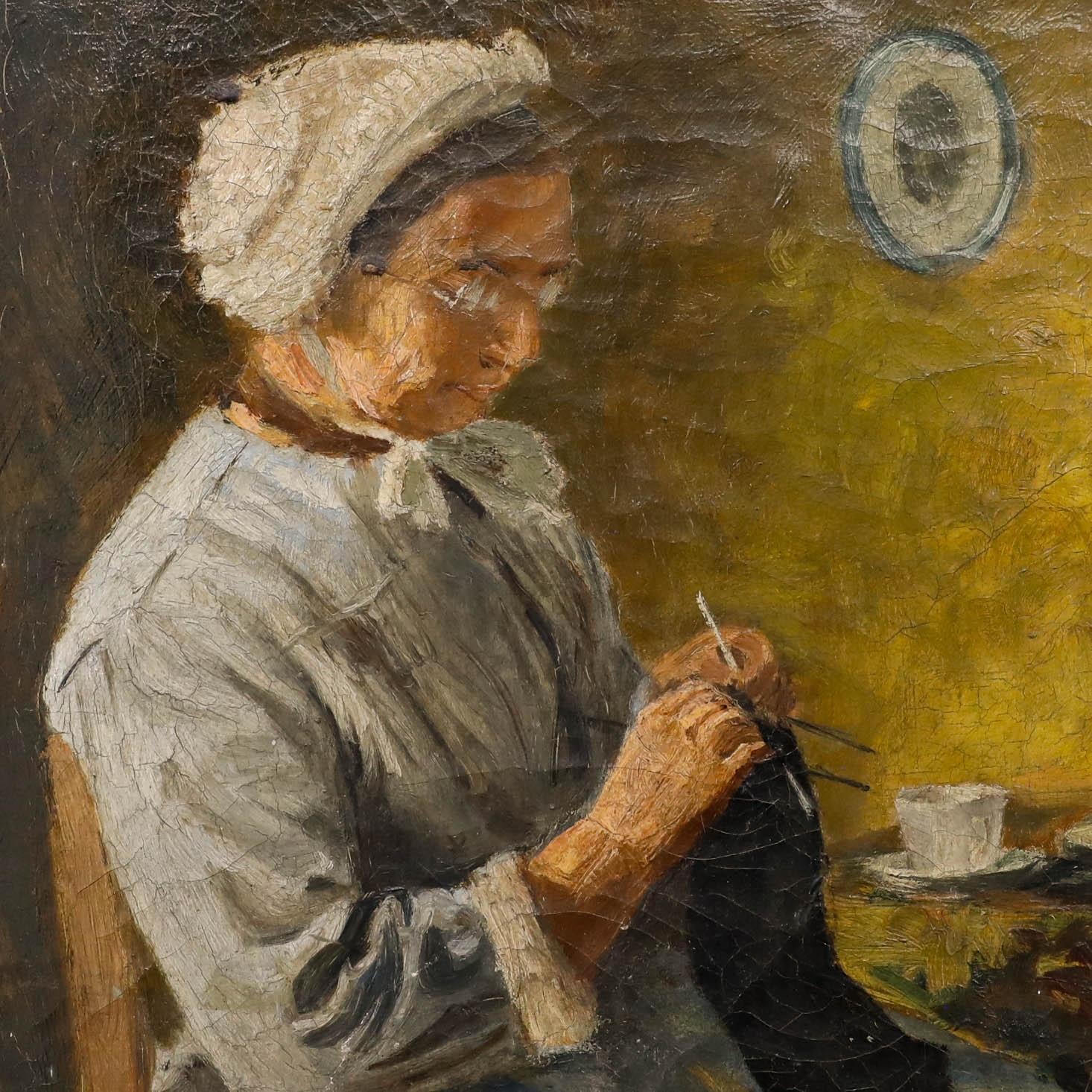 Cette scène de genre représente une femme âgée tricotant dans un intérieur modeste. L'œuvre n'est pas signée, mais porte l'inscription 