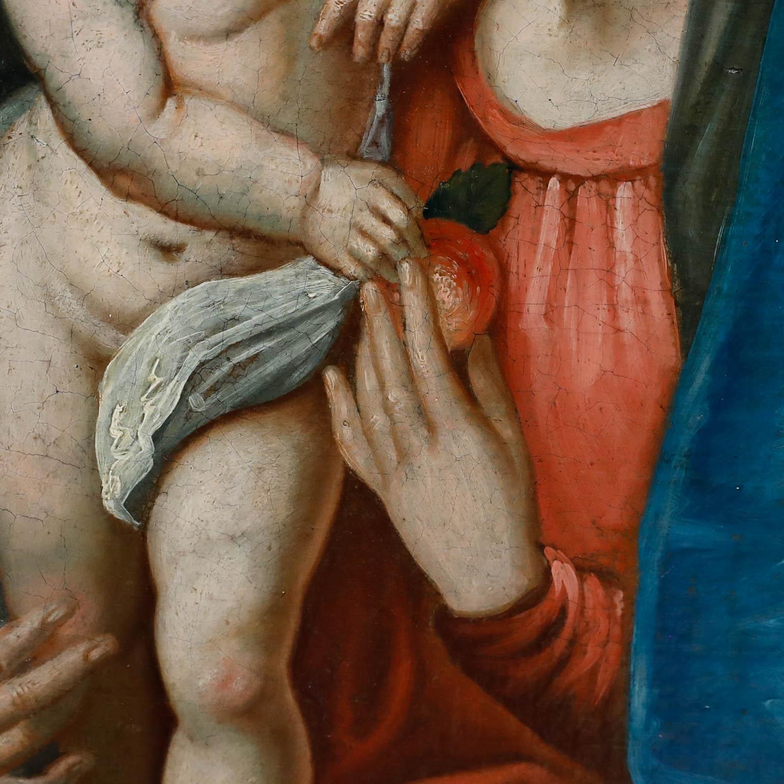 Jesus steht auf dem Schoß seiner Mutter, während beide einen Apfel halten, was seine Rolle als Erlöser von der Erbsünde symbolisiert. Auffallend ist, dass Jesus mit sechs Zehen dargestellt wird - ein Merkmal, das typischerweise mit dem heiligen
