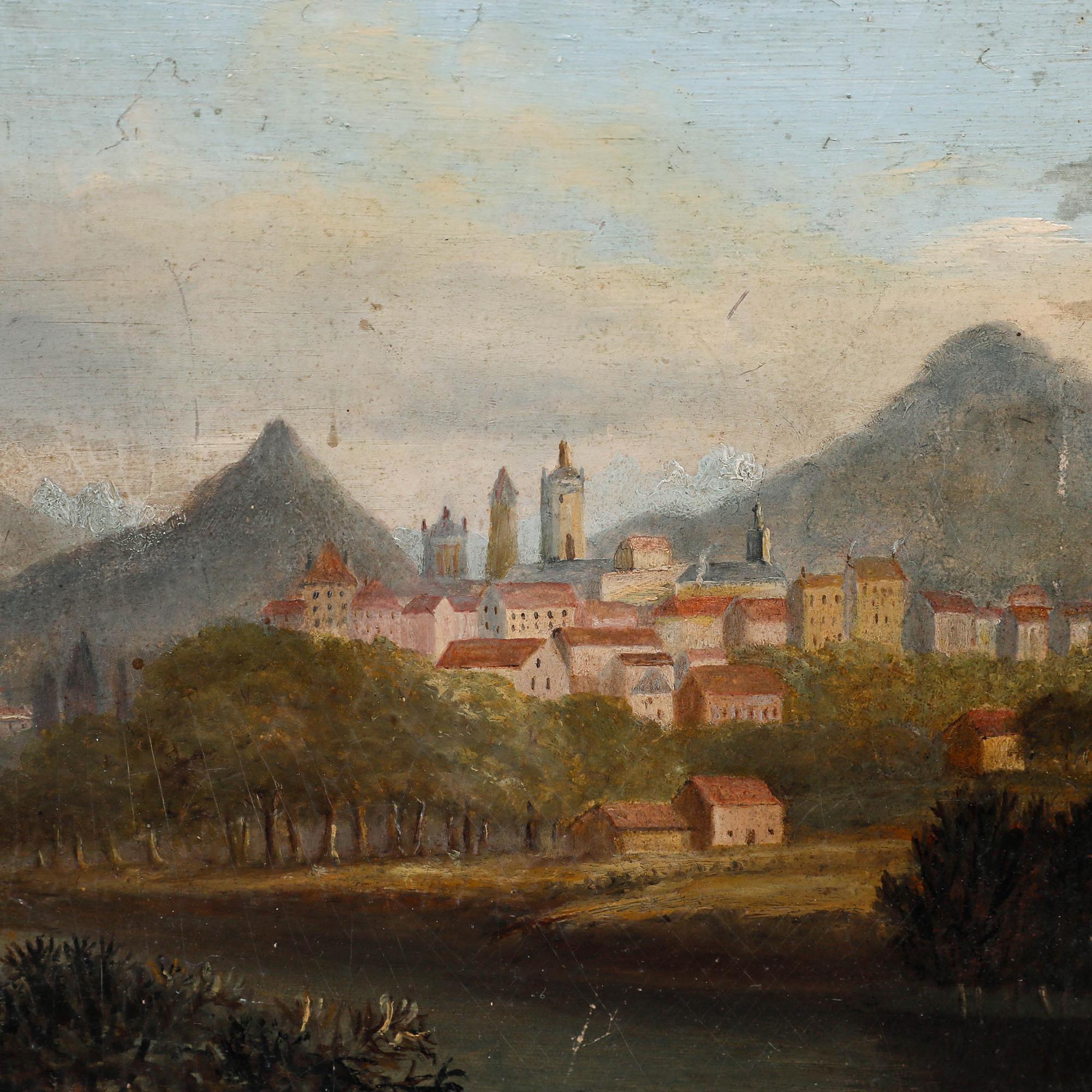 Cette peinture à l'huile sereine du XIXe siècle représente une ville pittoresque nichée au milieu de collines et de montagnes ondulantes. Présenté dans un cadre doré orné d'un motif d'œuf et de fléchettes à l'intérieur et de détails d'acanthe à