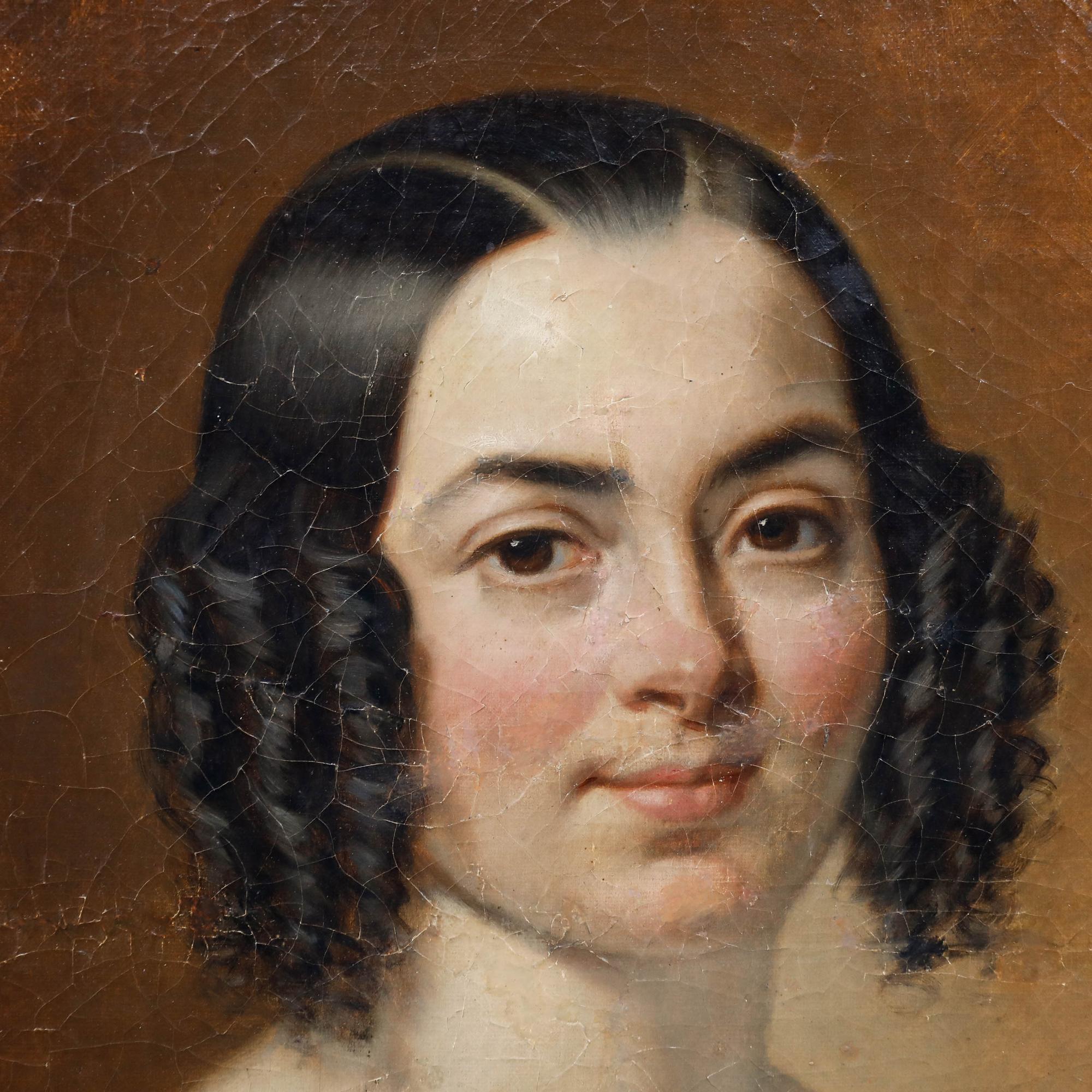 Portrait accompli d'une jeune femme portant une robe blanche, ses cheveux étant coiffés à la mode de l'époque. Signature indistincte en bas à droite. Bien présenté dans un cadre à effet doré. Sur toile marouflée sur carton. Taille de l'image : 51 x