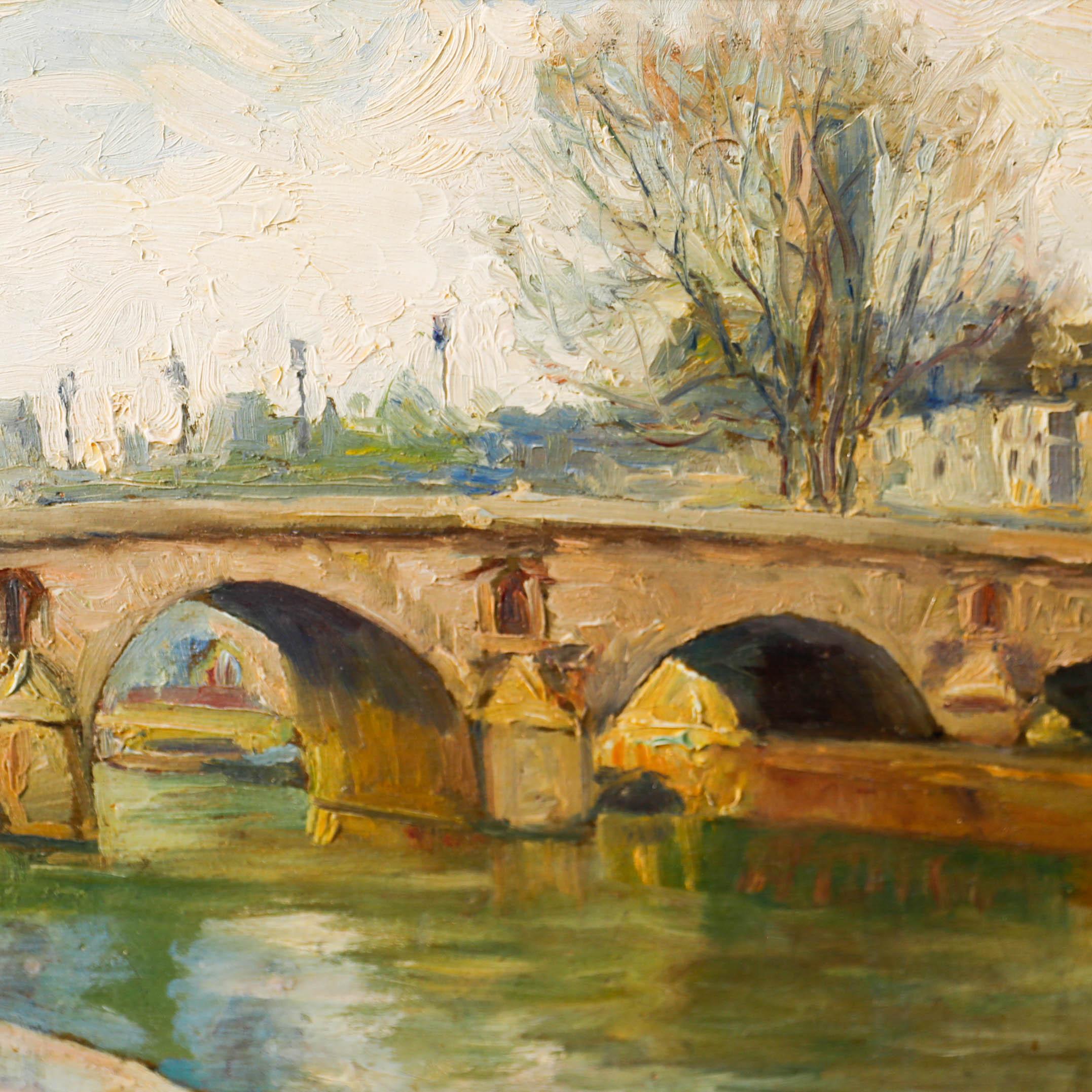 Dieses sanfte impressionistische Gemälde zeigt eine alte Pariser Brücke, die die Seine überspannt und deren Bögen sich subtil im ruhigen Wasser spiegeln. Die gedämpften Farben und die sanfte Pinselführung vermitteln ein Gefühl von Leben und