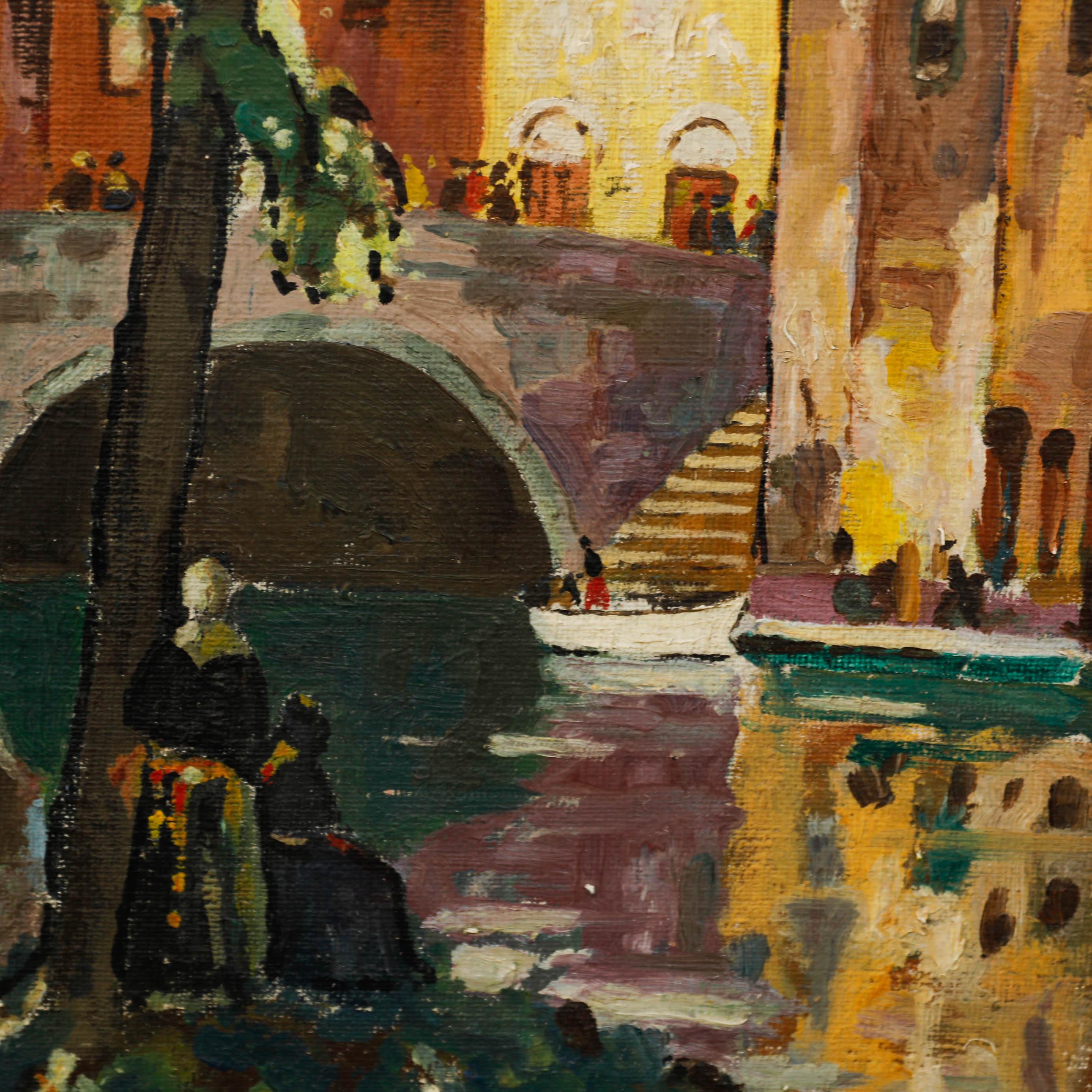 Dieses stimmungsvolle Ölgemälde fängt den Charme eines malerischen Kanalufers ein, mit rustikalen Gebäuden, die sich im stillen Wasser spiegeln, und Figuren, die die einbogige Brücke überqueren. Die Komposition ist in einem rustikalen roten Rahmen